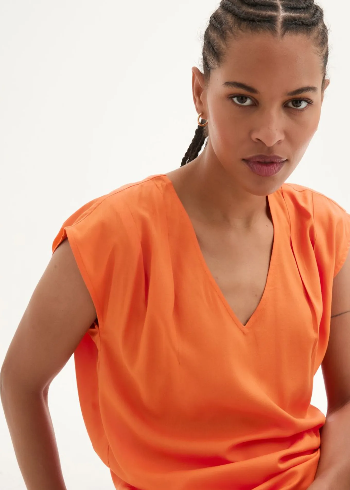 Blusa de manga corta con escote en V