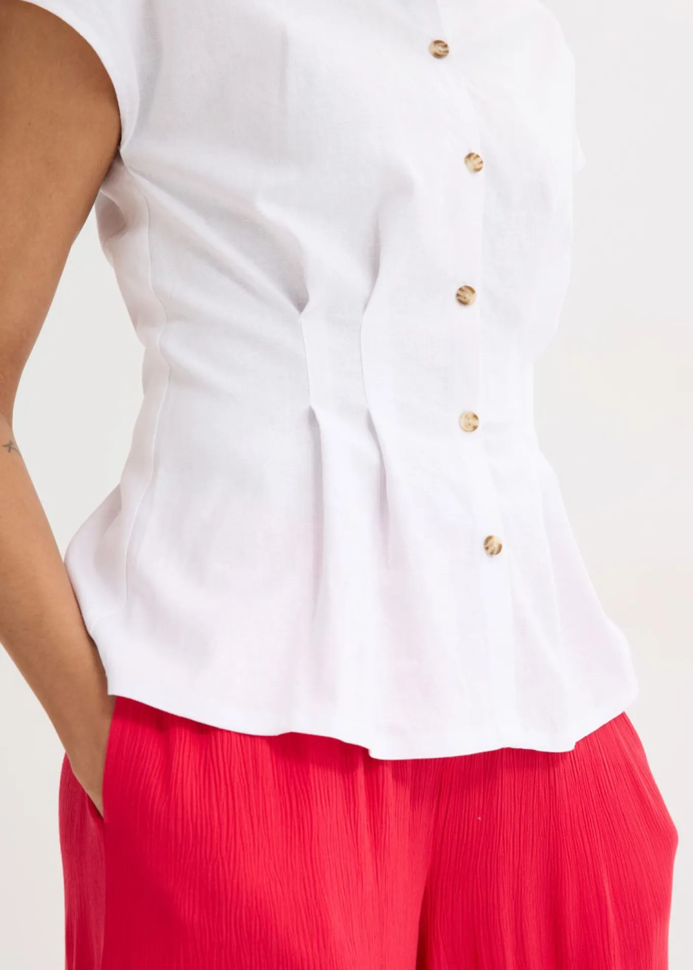 Blusa de manga corta de mezcla de lino vaporoso