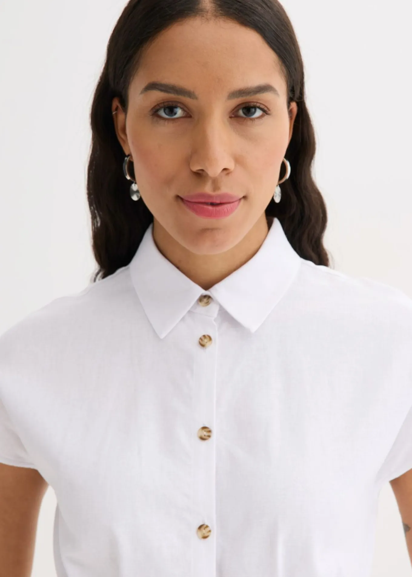 Blusa de manga corta de mezcla de lino vaporoso