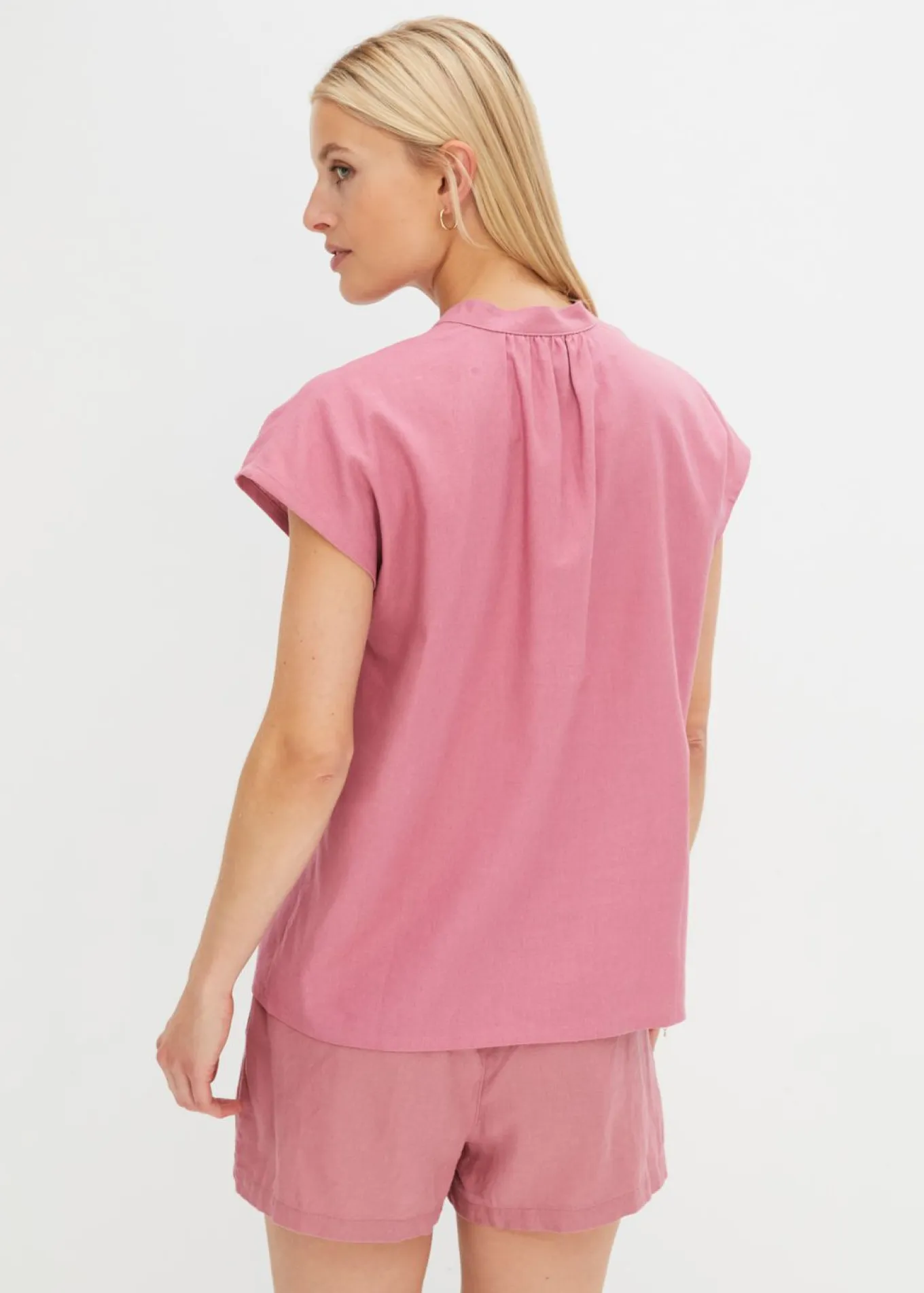 Blusa de manga corta de mezcla de lino vaporoso
