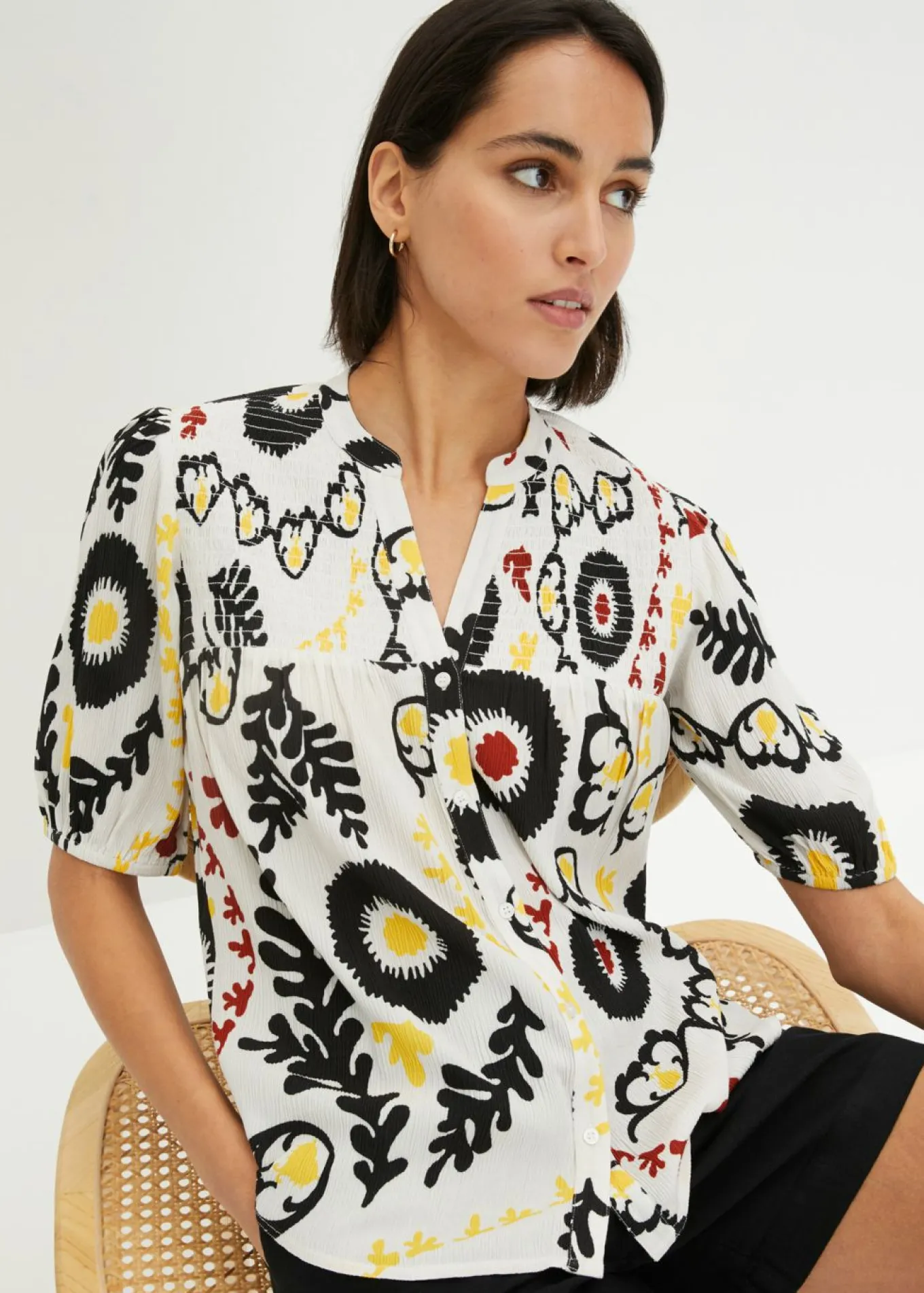 Blusa de manga corta de viscosa fluida con detalle de nido de abeja