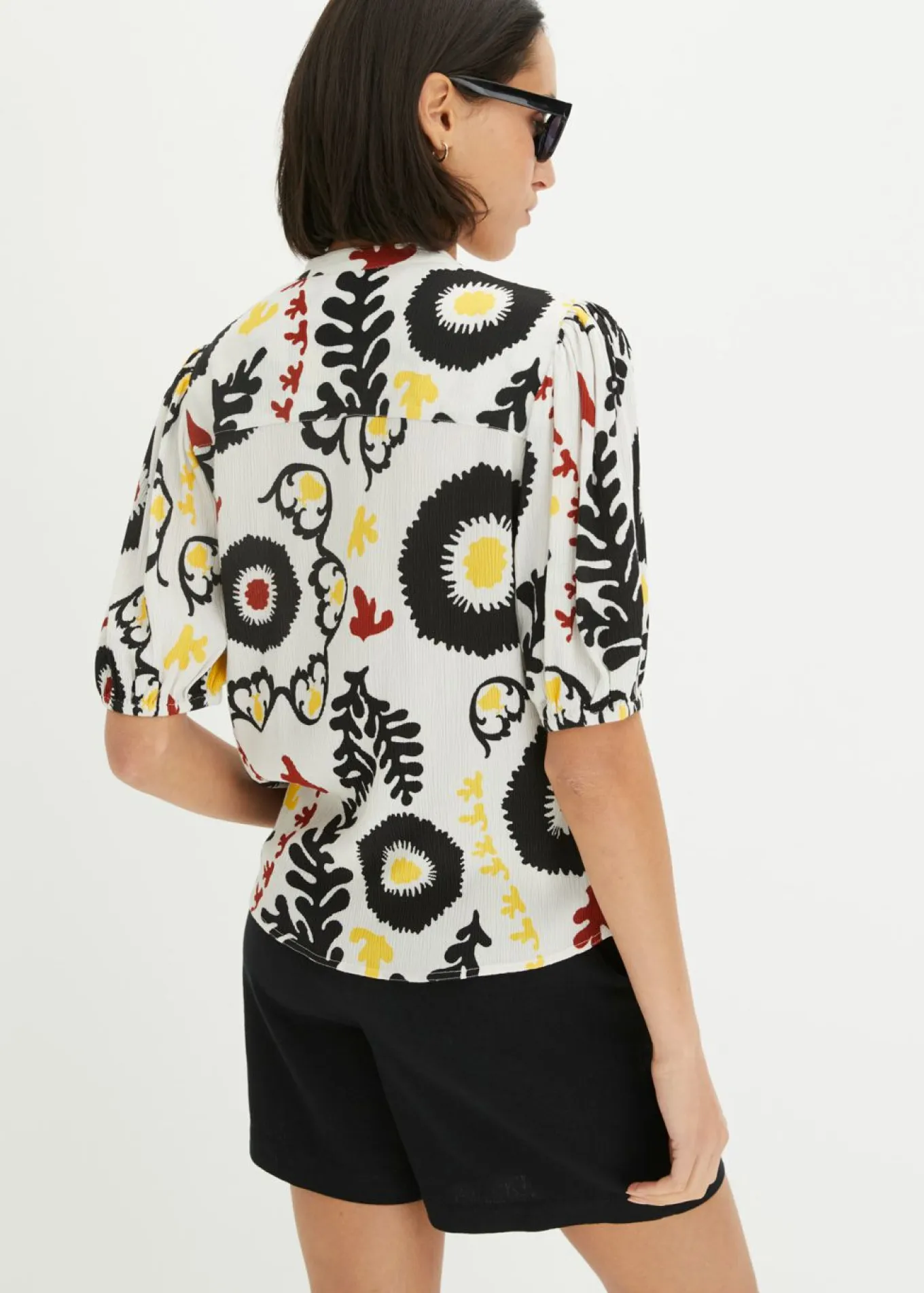 Blusa de manga corta de viscosa fluida con detalle de nido de abeja