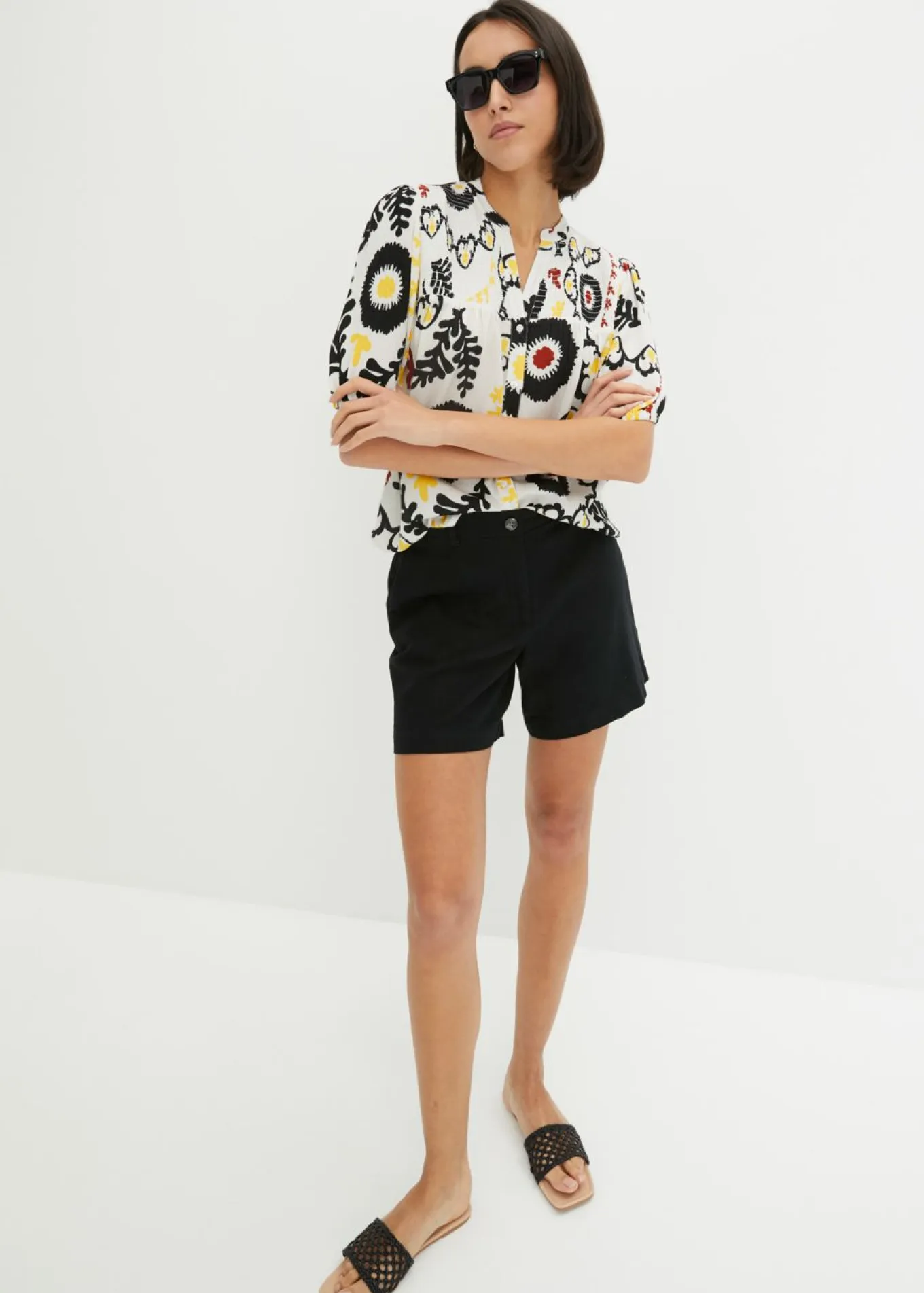 Blusa de manga corta de viscosa fluida con detalle de nido de abeja