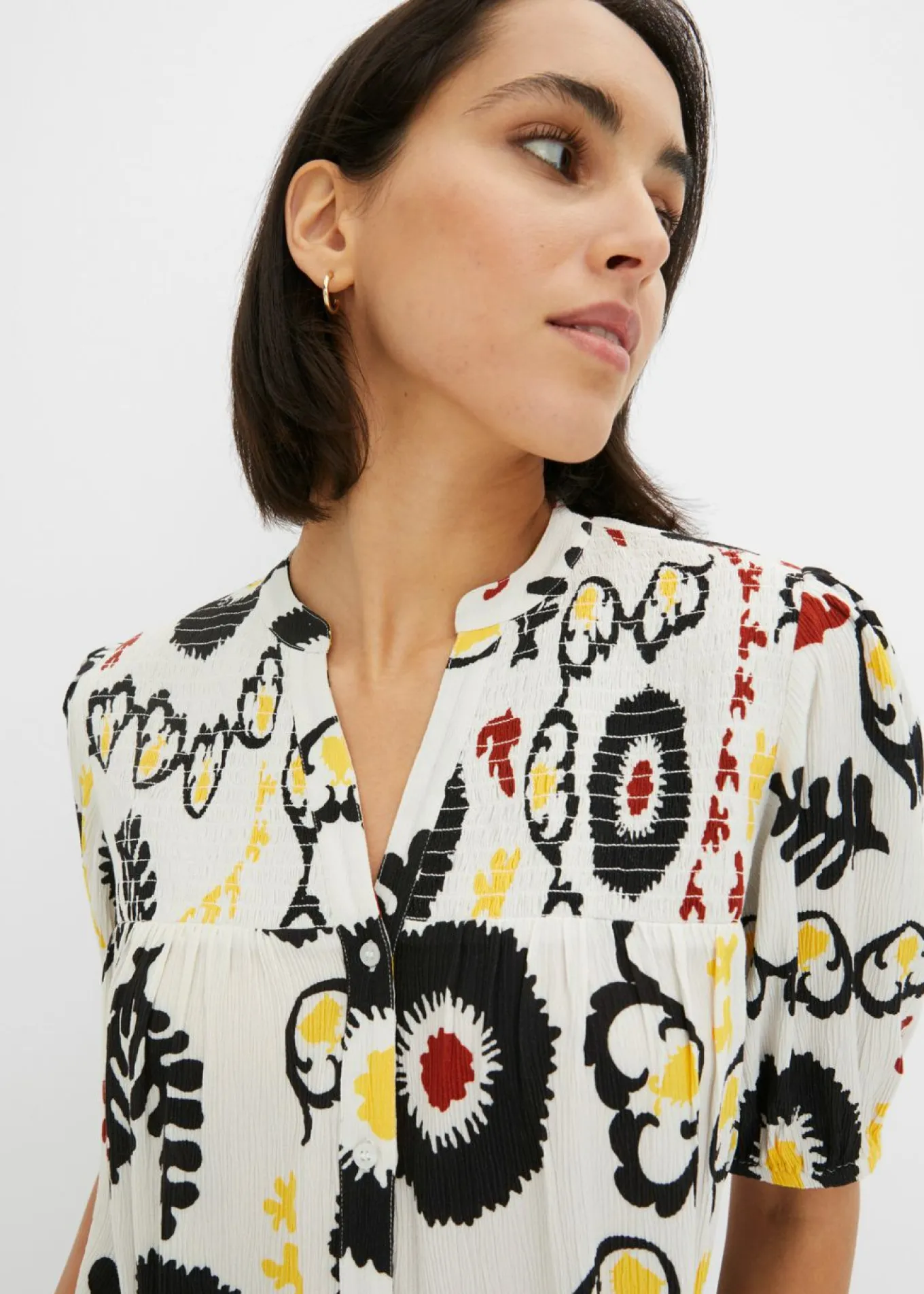 Blusa de manga corta de viscosa fluida con detalle de nido de abeja