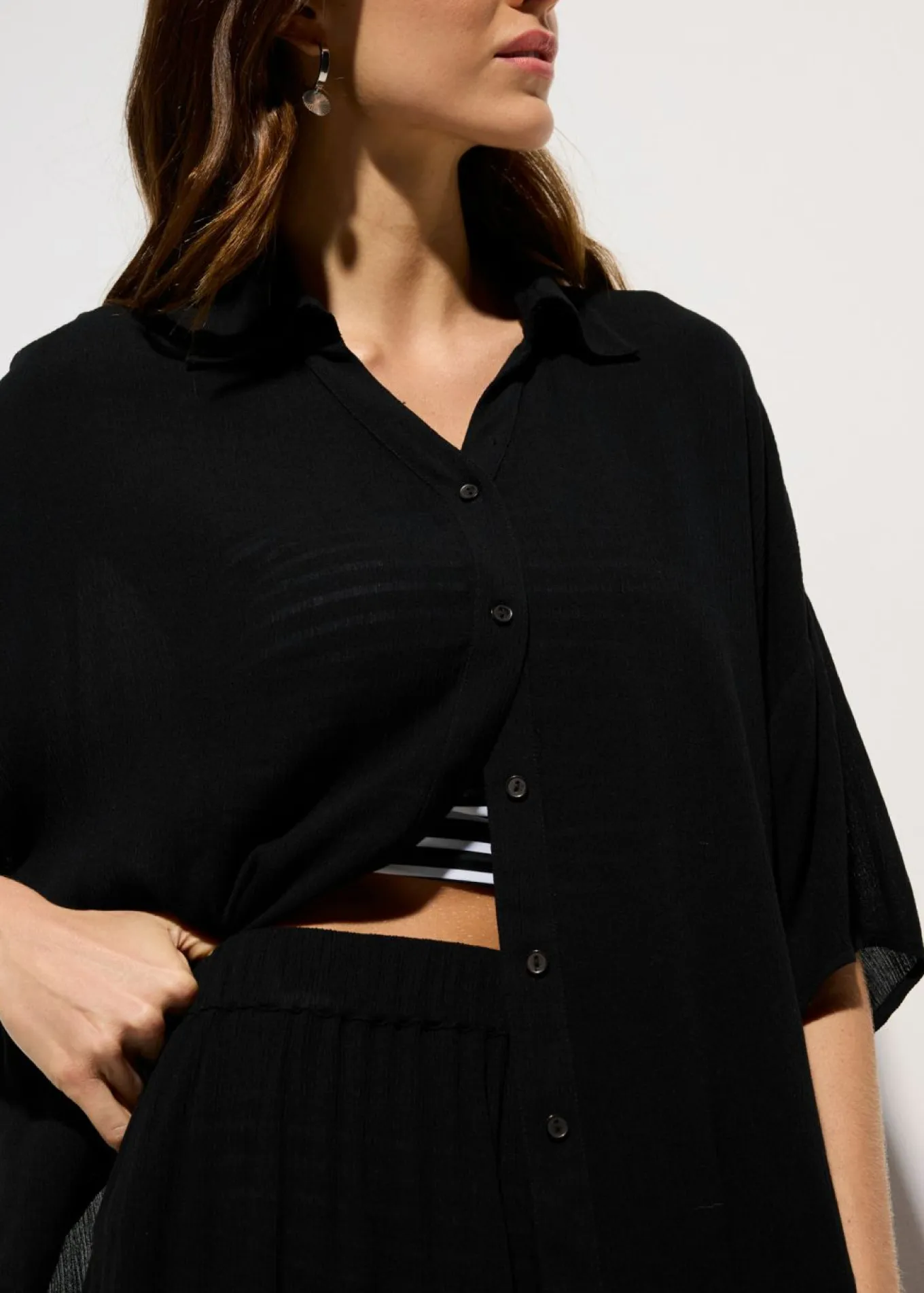 Blusa de playa corta de viscosa fluida