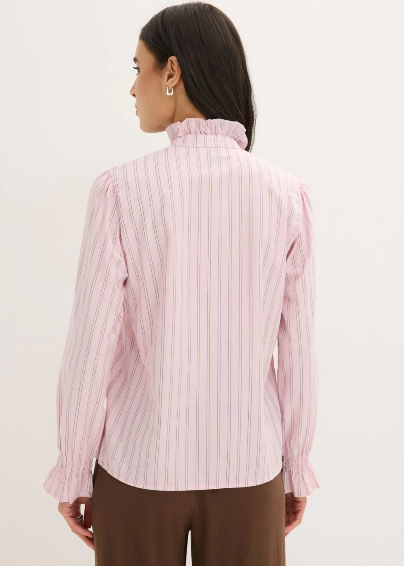 Blusa de popelín con volantes en el cuello