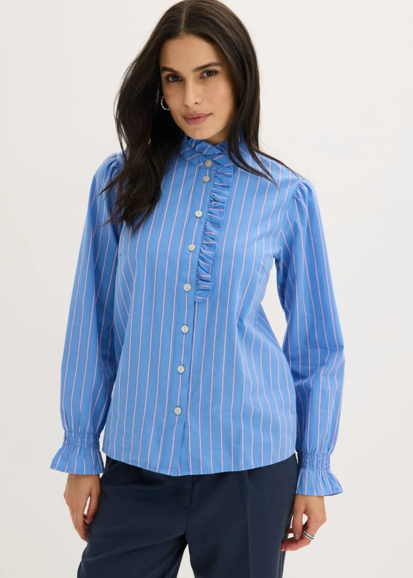 Blusa de popelín con volantes en el cuello