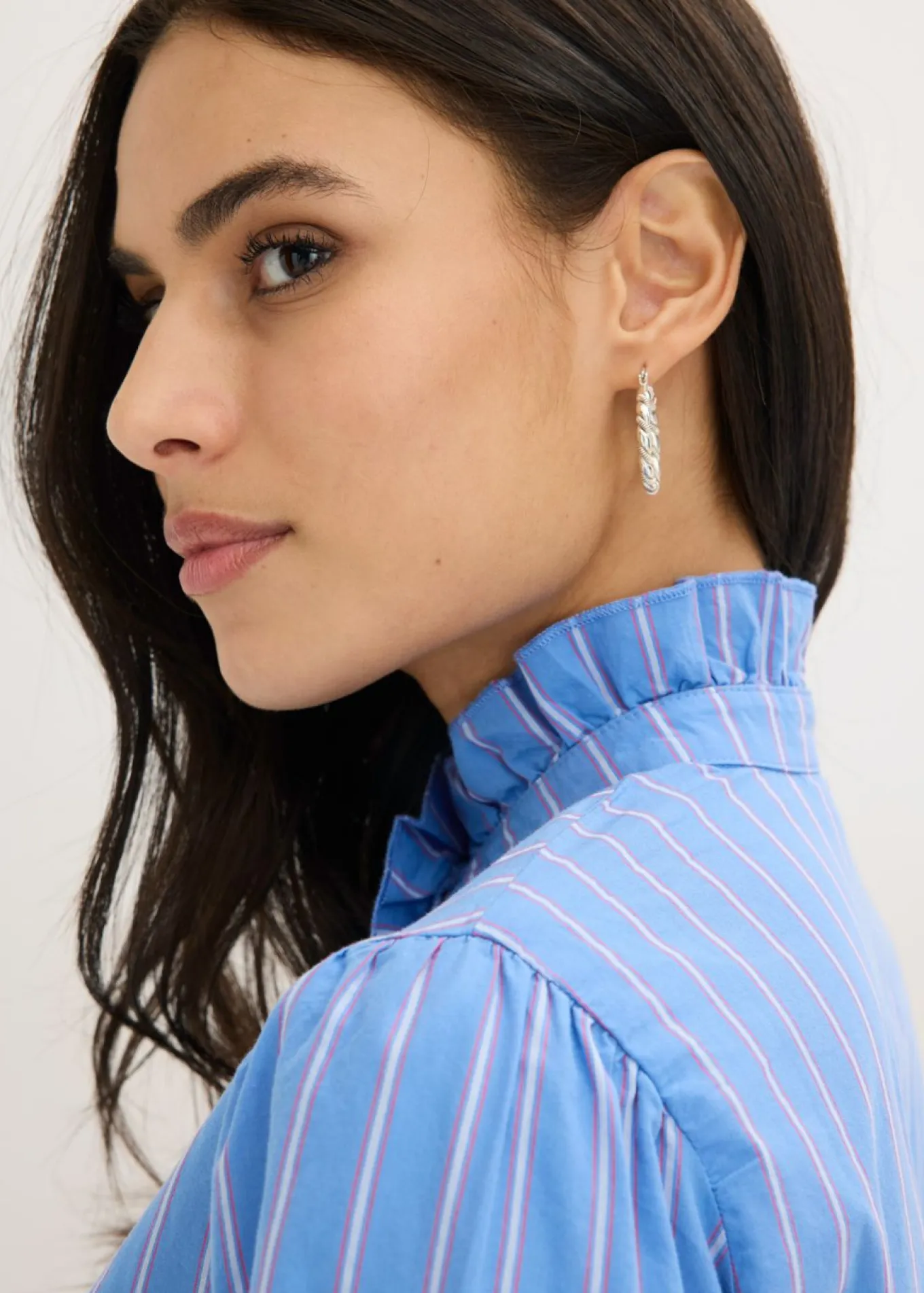 Blusa de popelín con volantes en el cuello