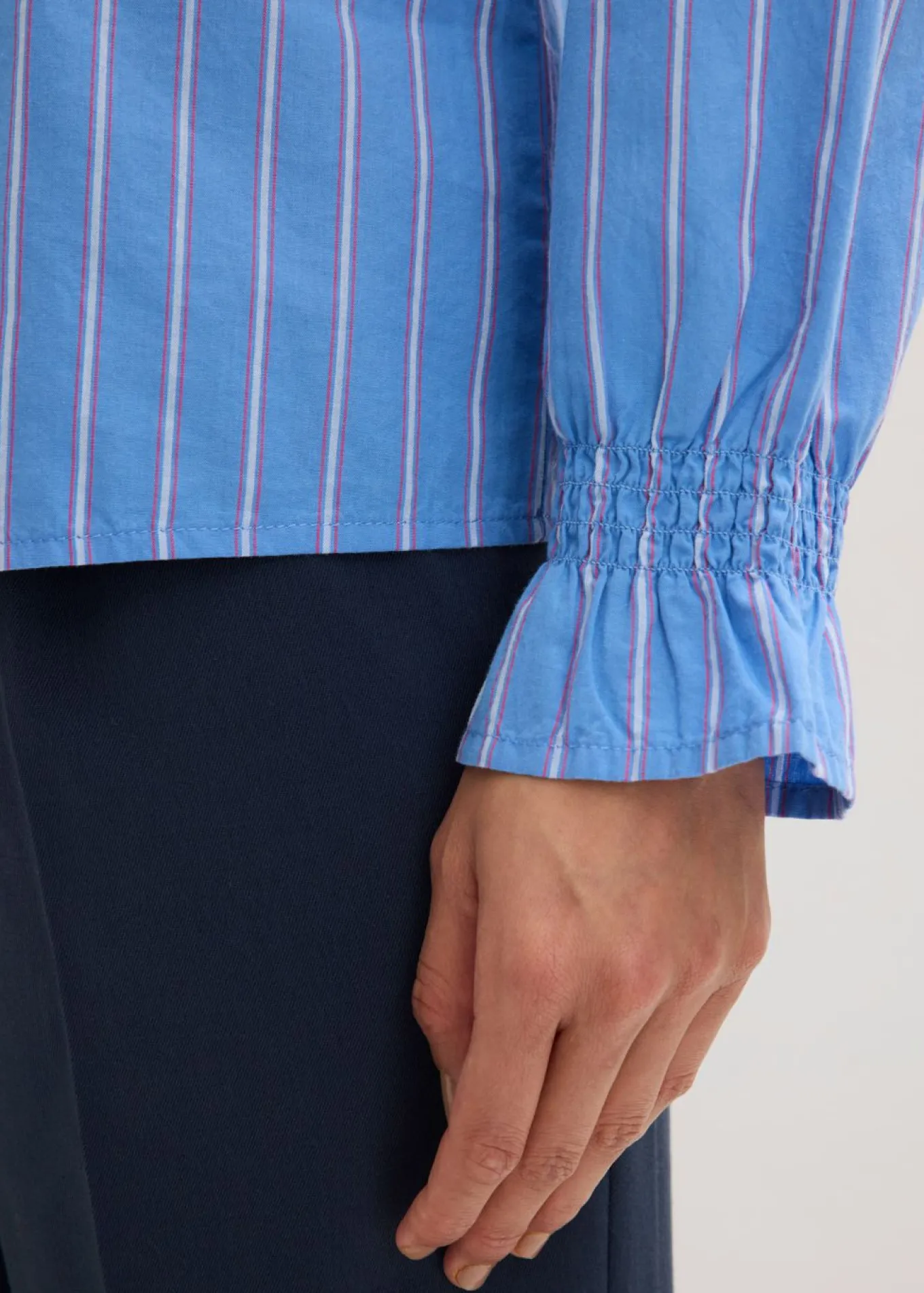 Blusa de popelín con volantes en el cuello