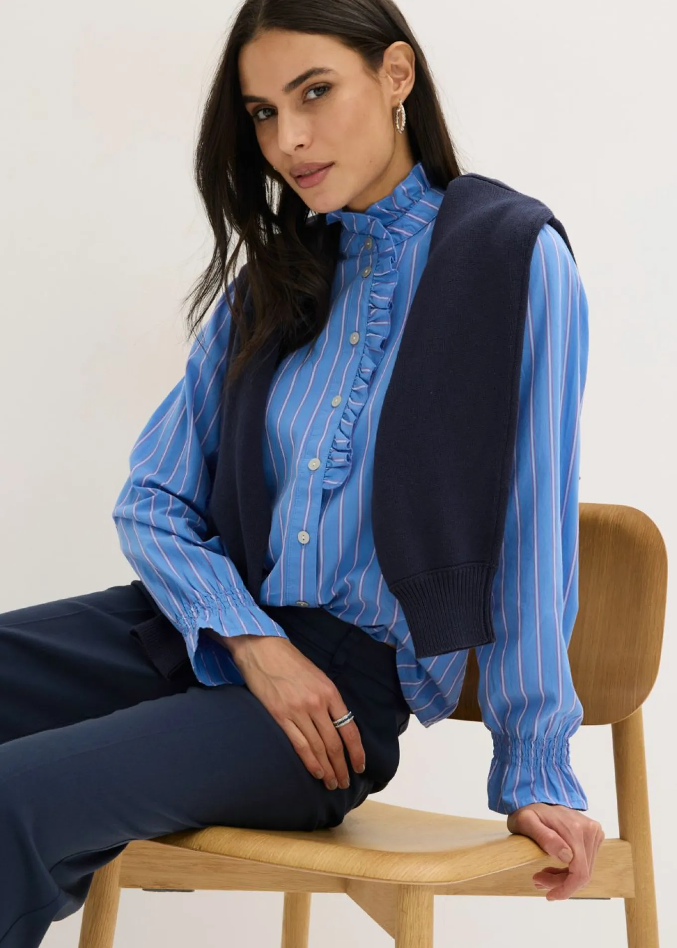 Blusa de popelín con volantes en el cuello