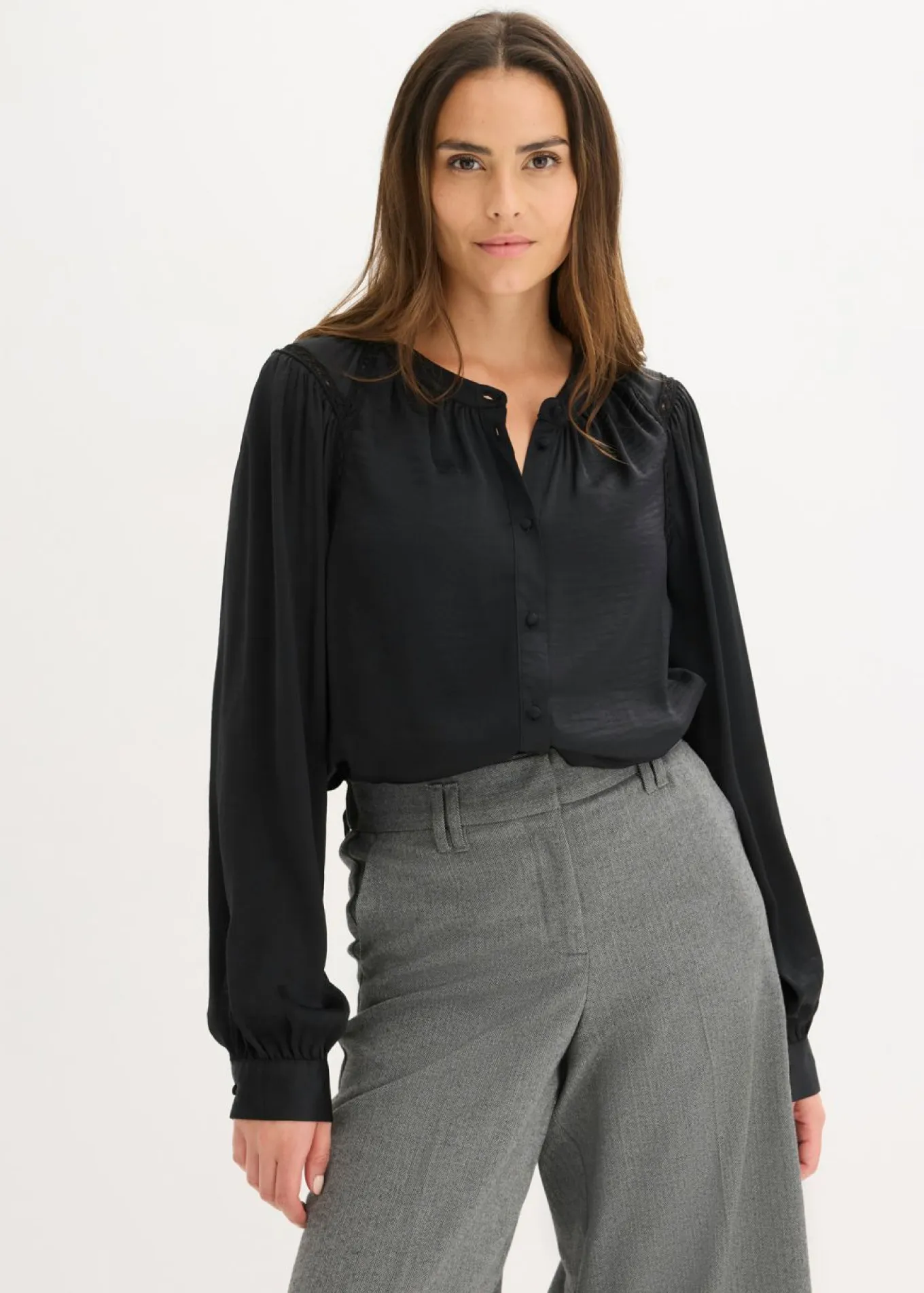 Blusa de satén con cintas de encaje