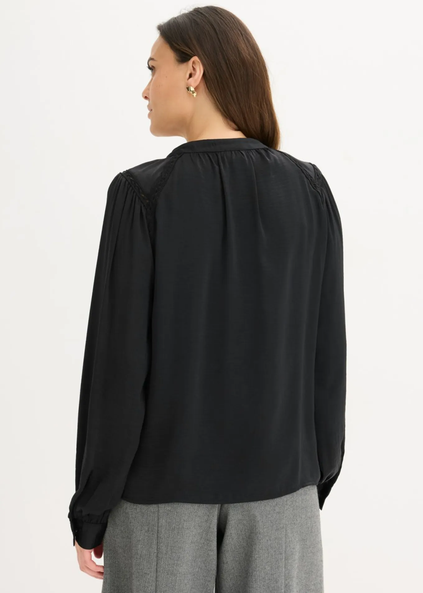 Blusa de satén con cintas de encaje