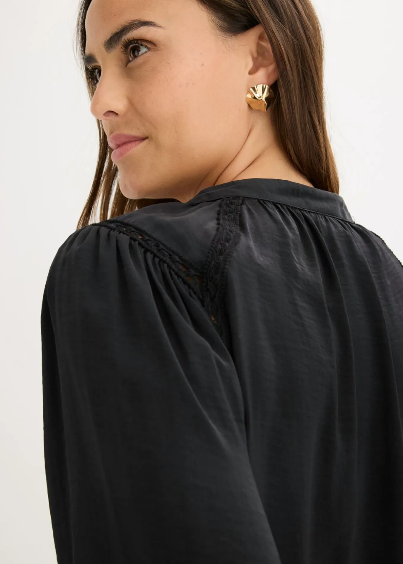 Blusa de satén con cintas de encaje