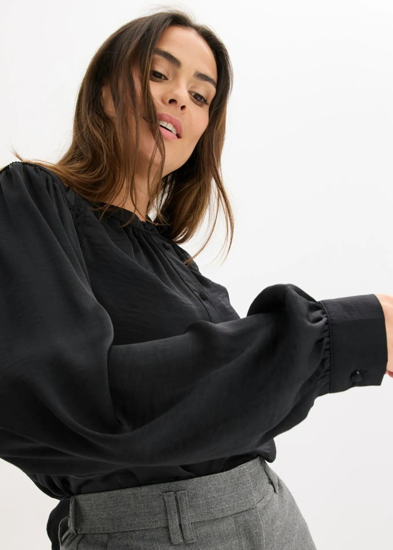 Blusa de satén con cintas de encaje