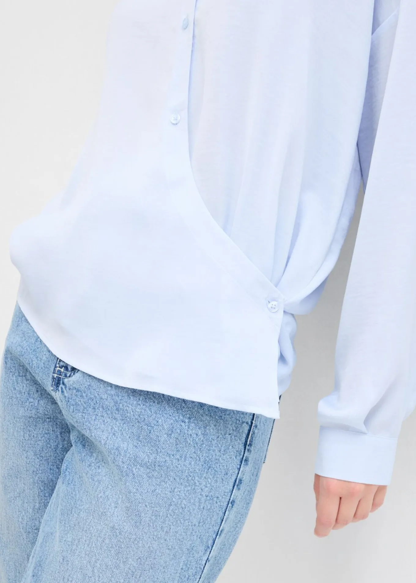 Blusa de satén fluido