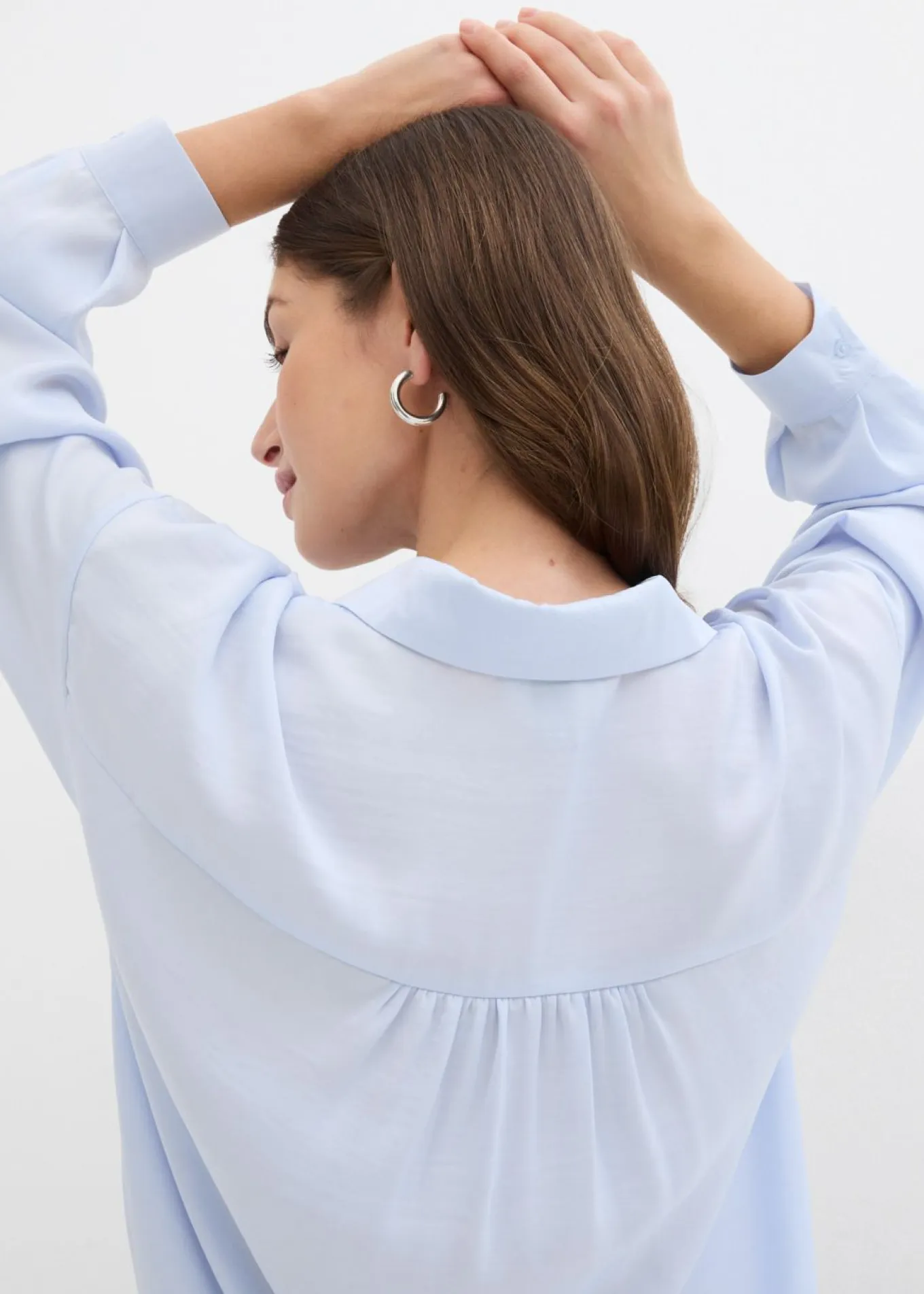 Blusa de satén fluido