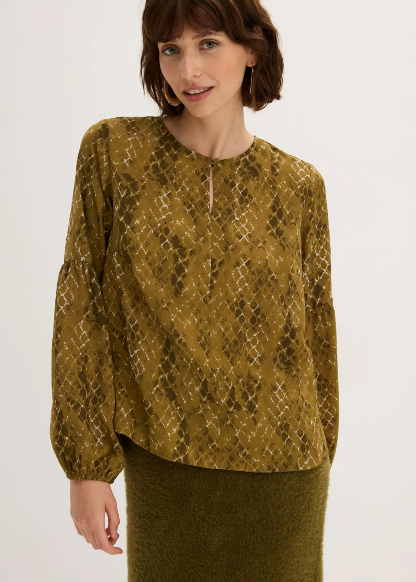 Blusa de satén fluido