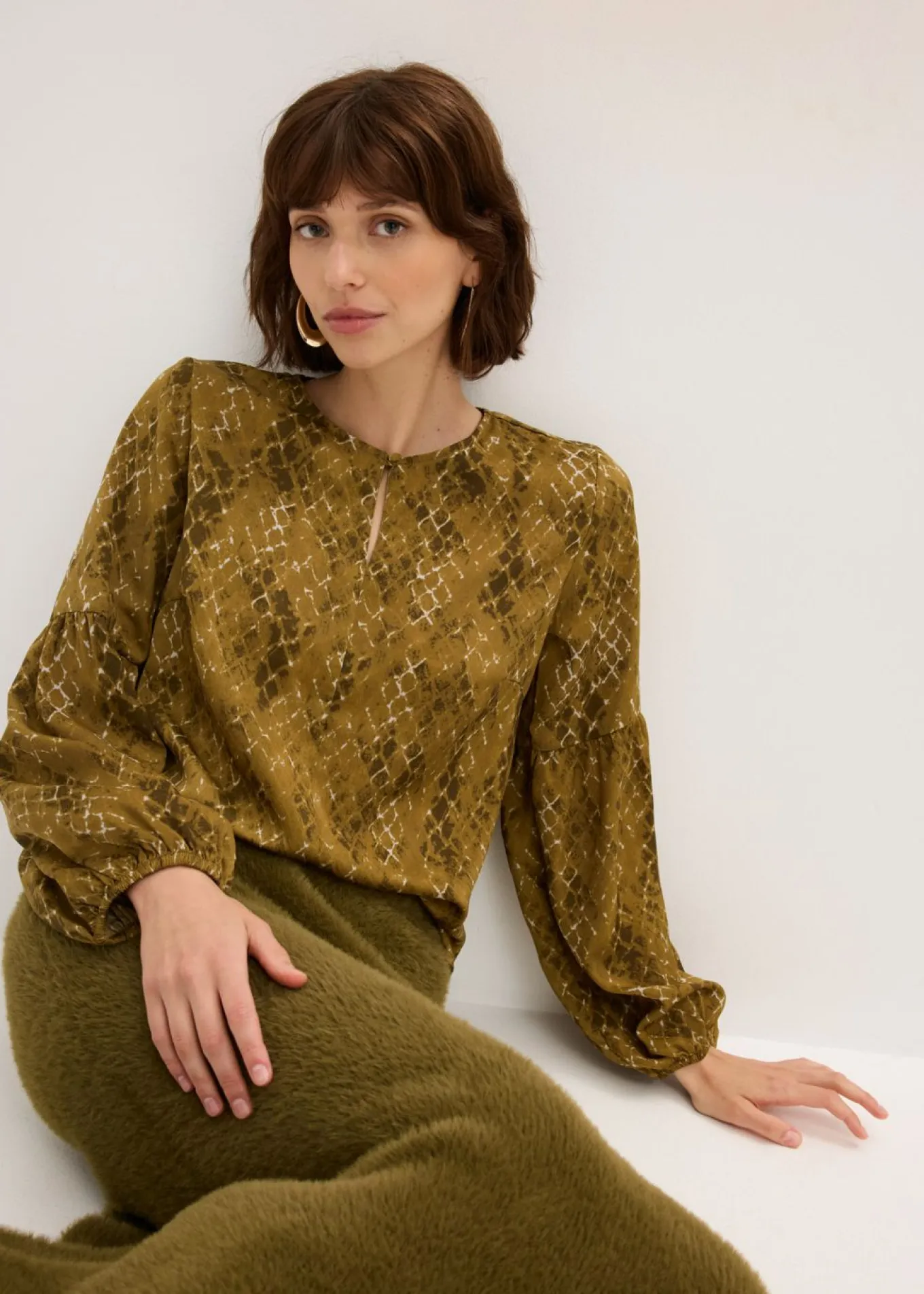 Blusa de satén fluido