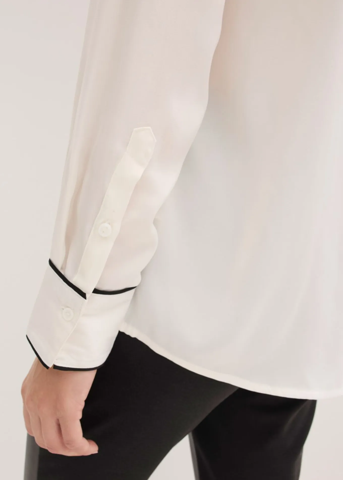 Blusa de satén fluido