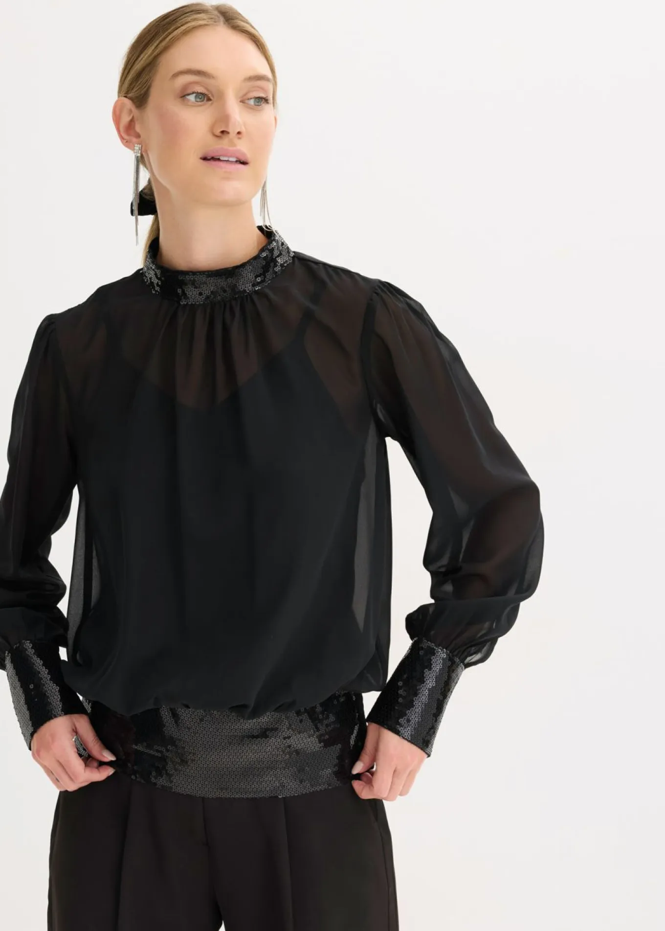 Blusa de tul fino con lentejuelas
