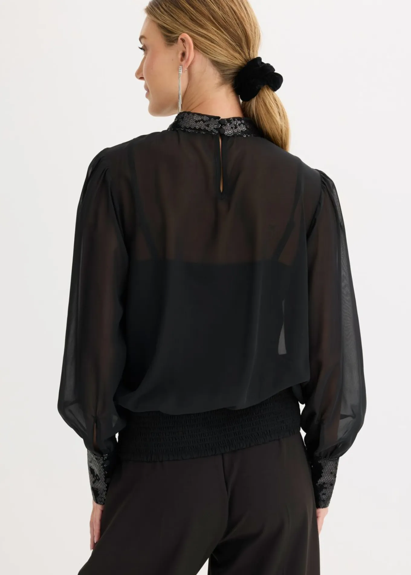 Blusa de tul fino con lentejuelas