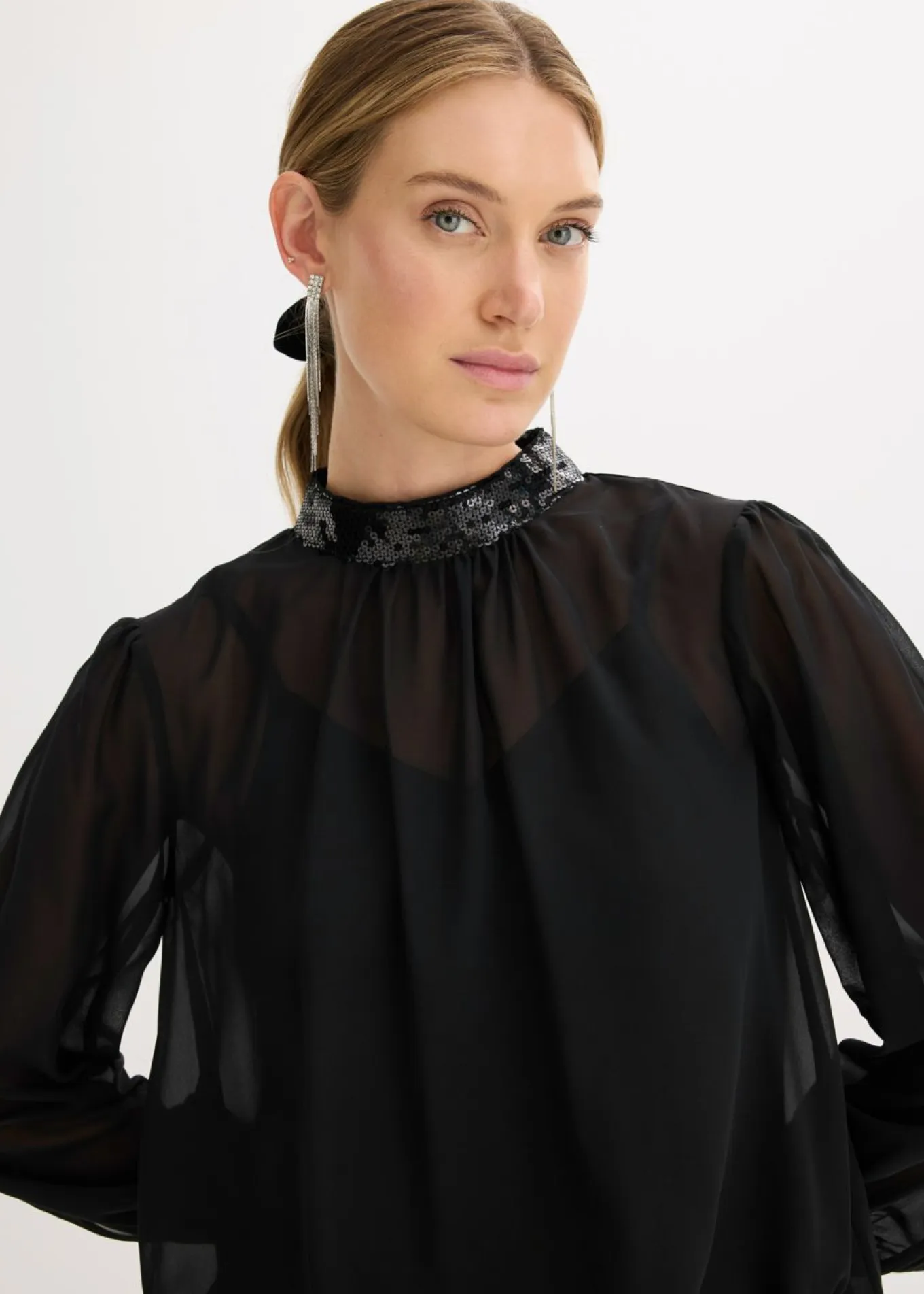 Blusa de tul fino con lentejuelas