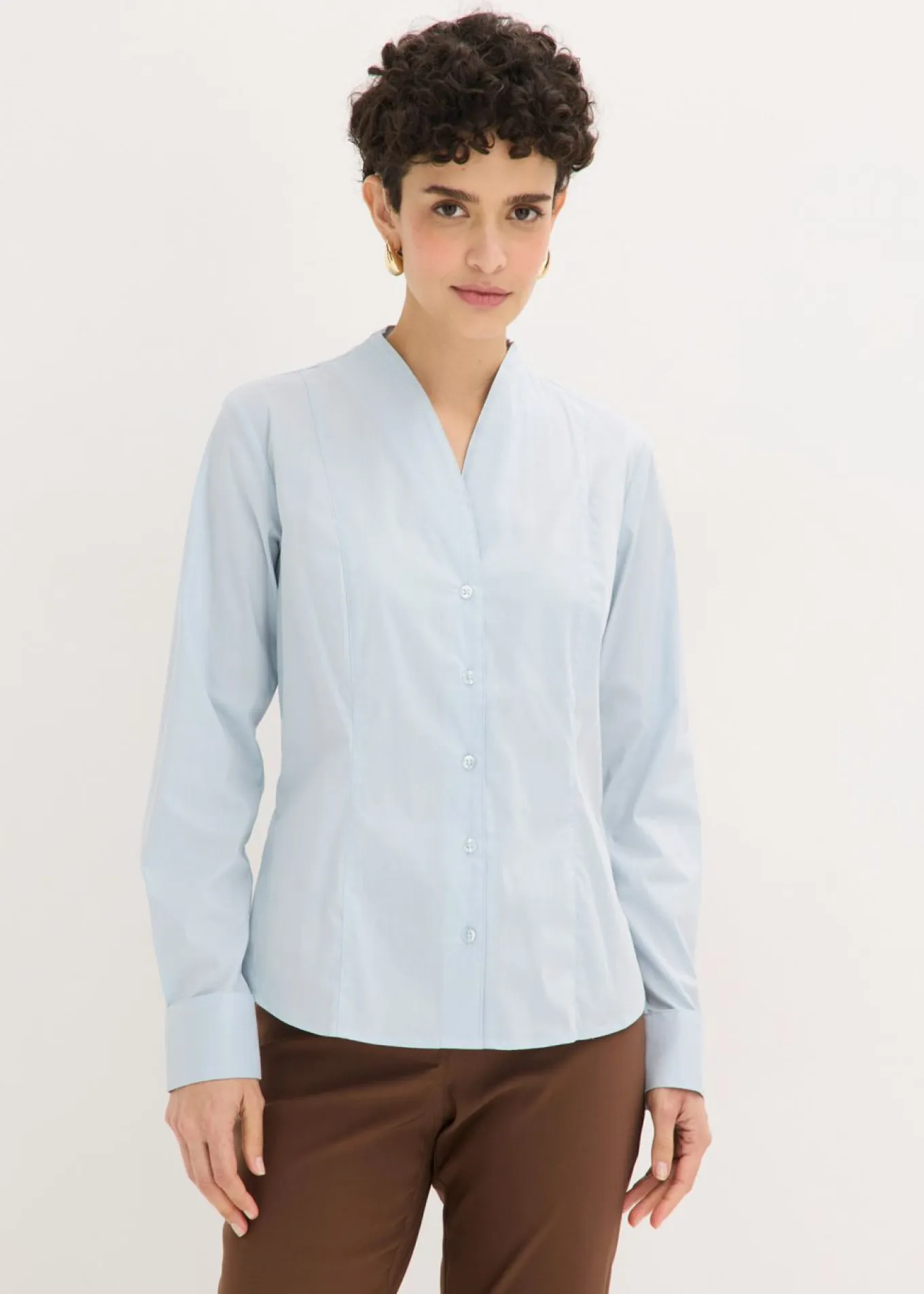 Blusa elástica de popelín con cuello chimenea y ligera transparencia