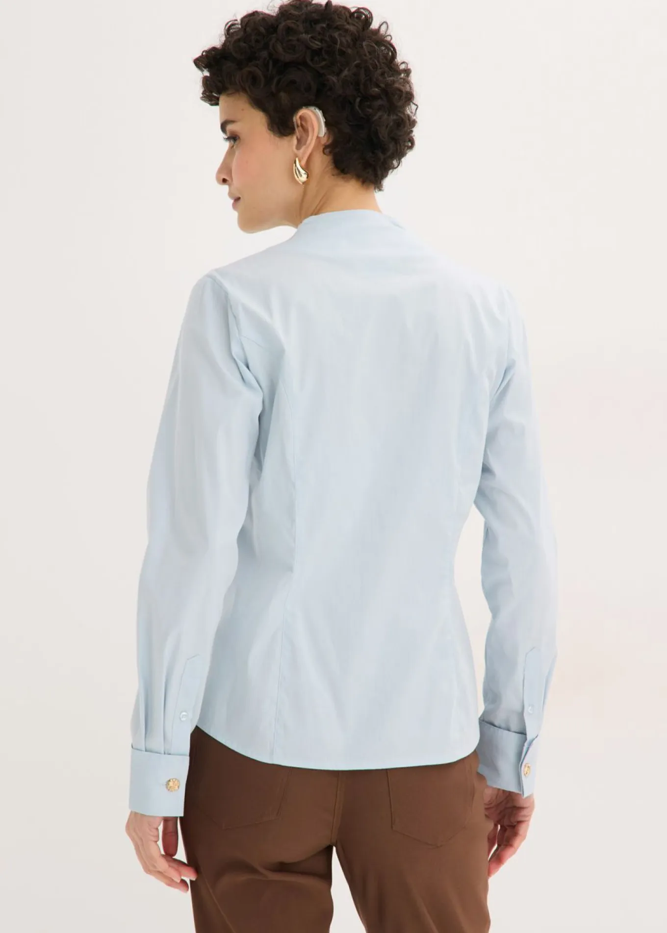 Blusa elástica de popelín con cuello chimenea y ligera transparencia