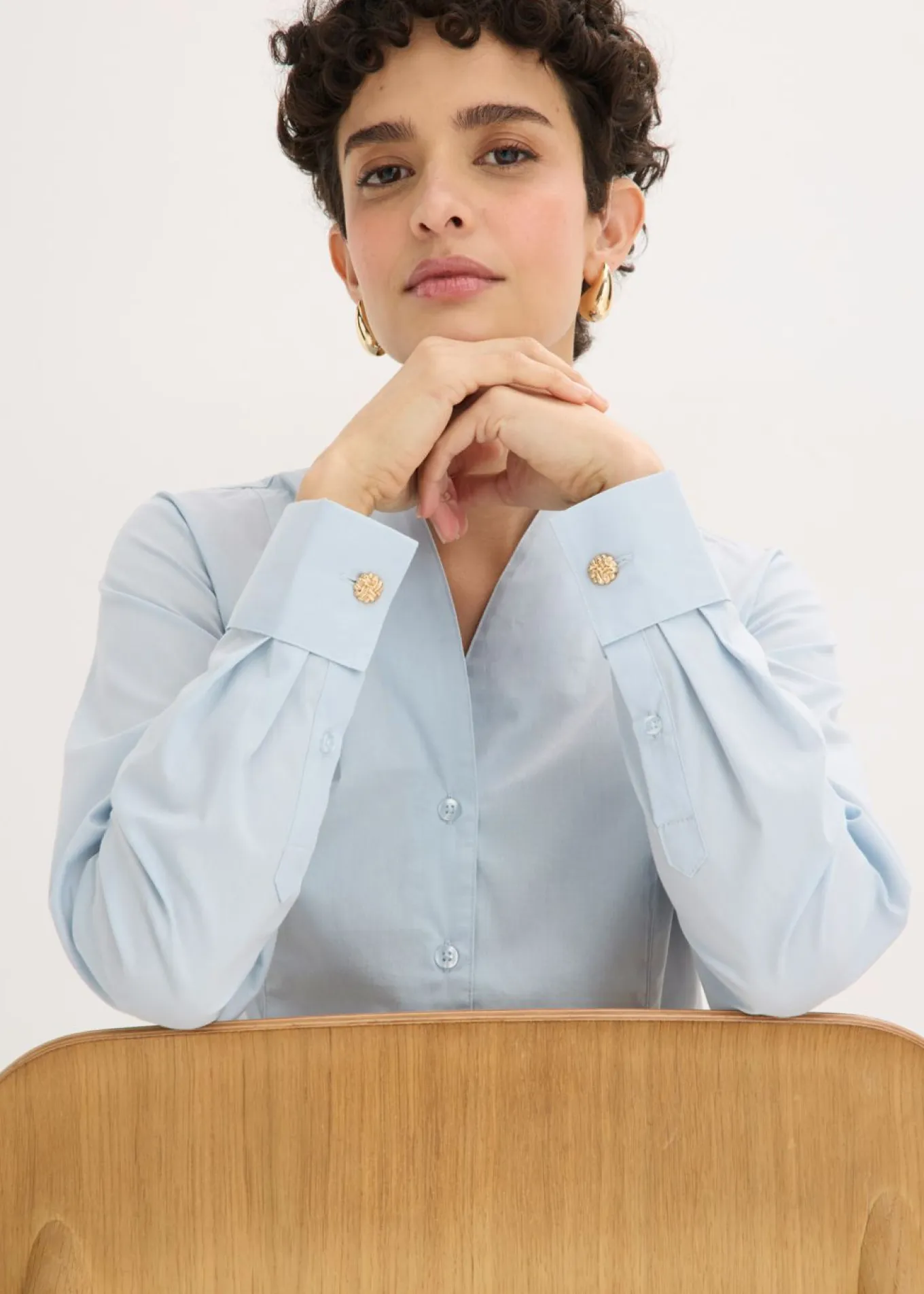 Blusa elástica de popelín con cuello chimenea y ligera transparencia