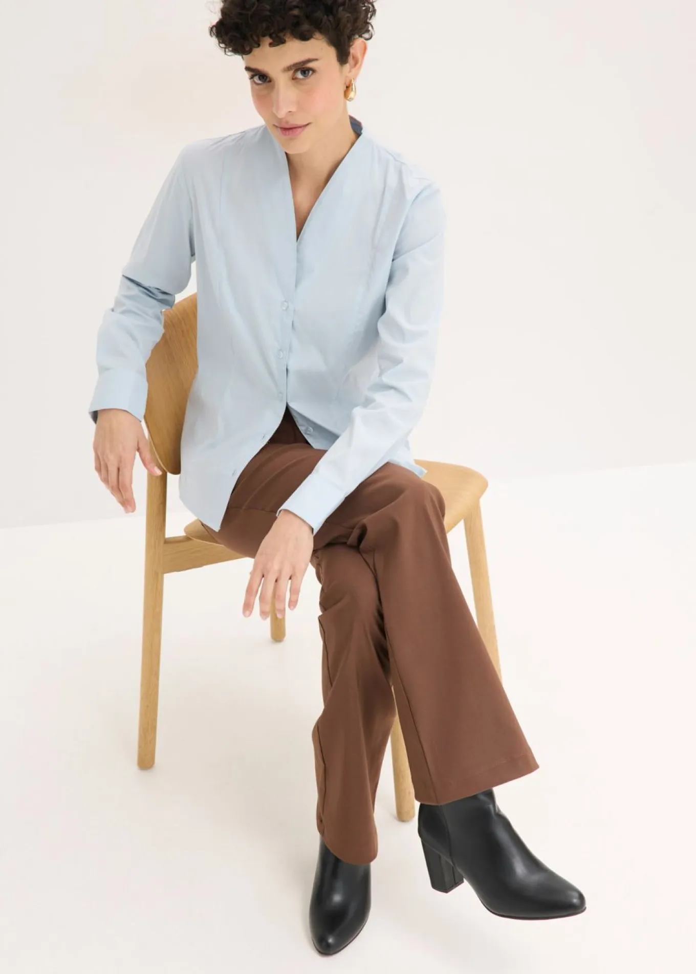 Blusa elástica de popelín con cuello chimenea y ligera transparencia