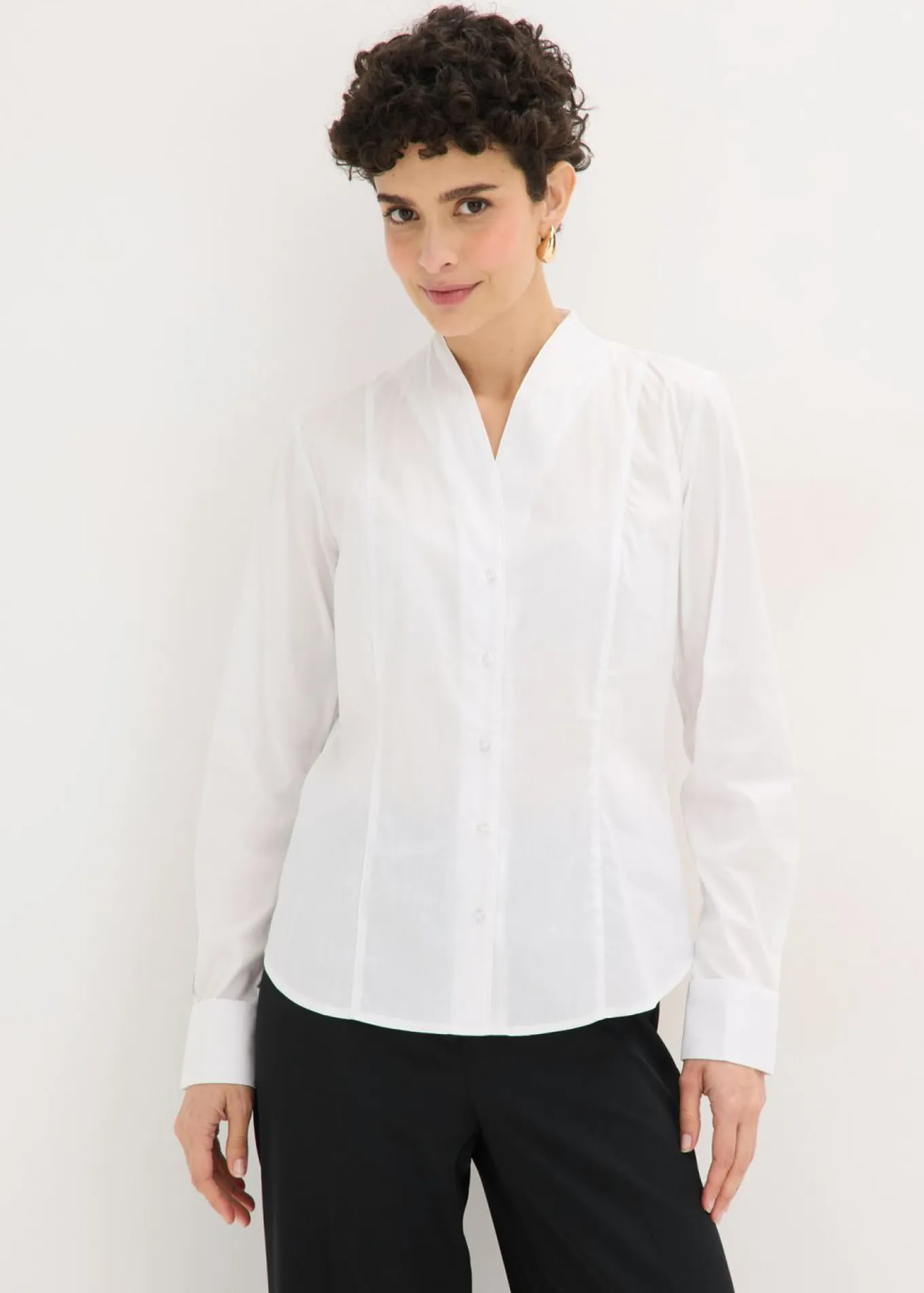 Blusa elástica de popelín con cuello chimenea y ligera transparencia