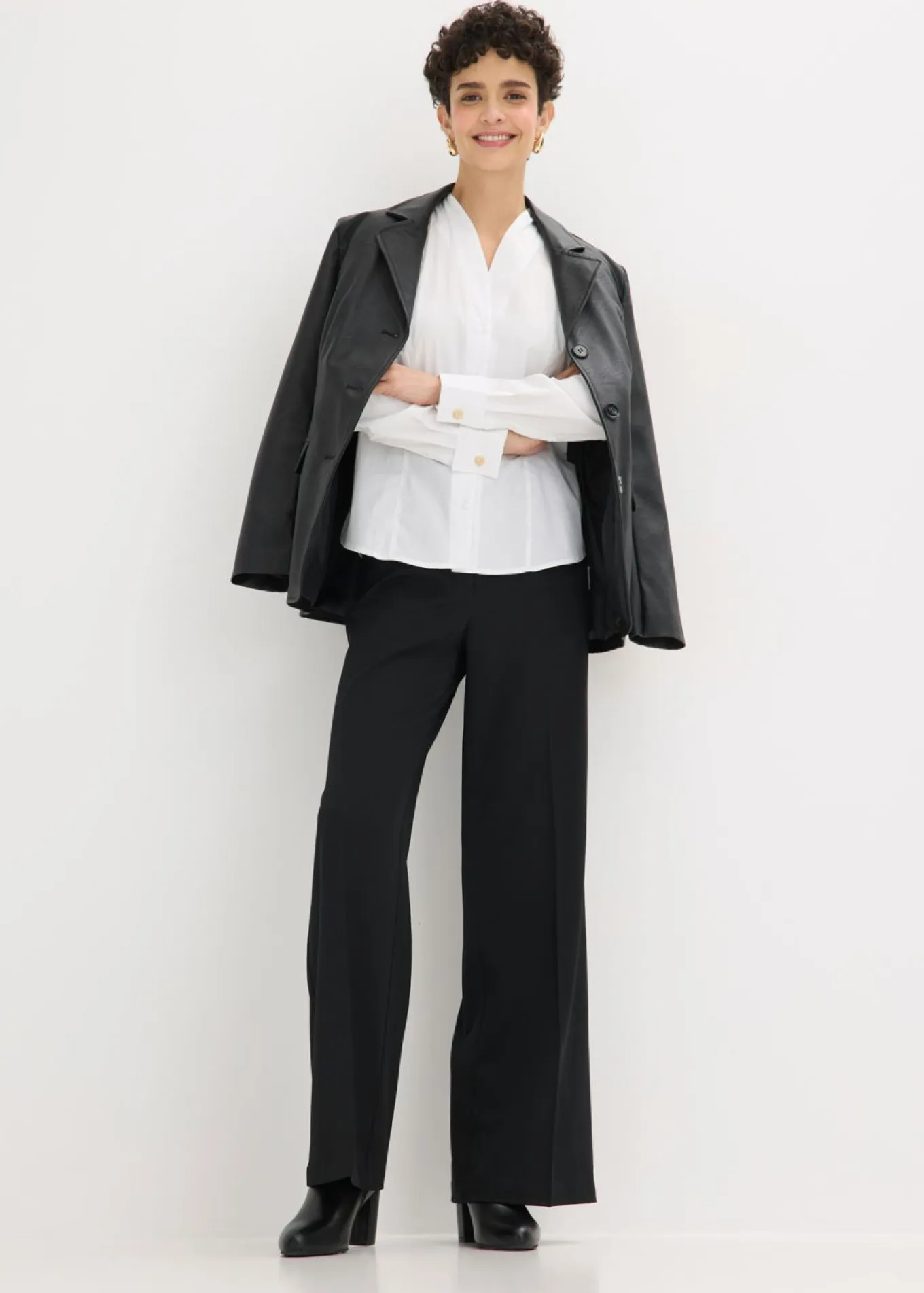 Blusa elástica de popelín con cuello chimenea y ligera transparencia