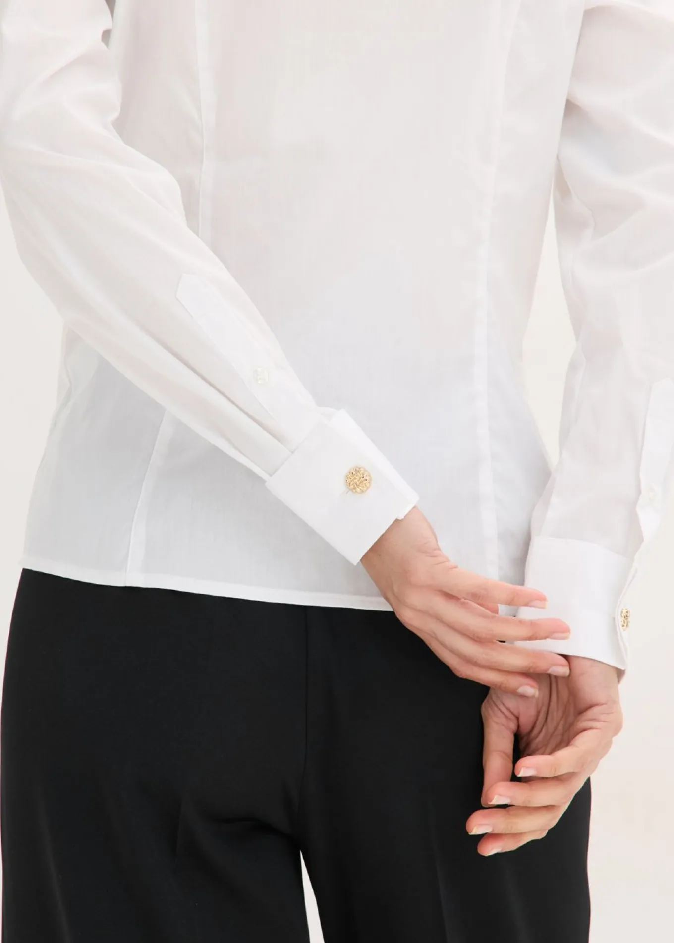 Blusa elástica de popelín con cuello chimenea y ligera transparencia