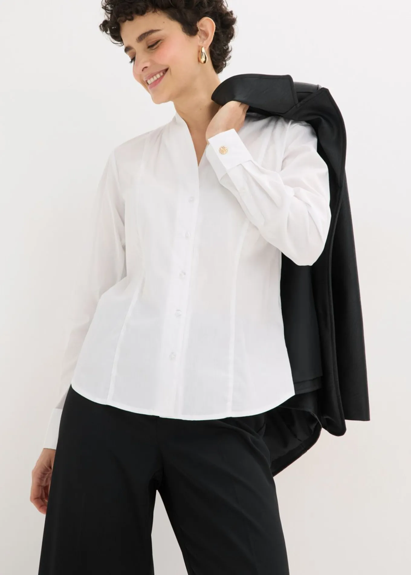 Blusa elástica de popelín con cuello chimenea y ligera transparencia
