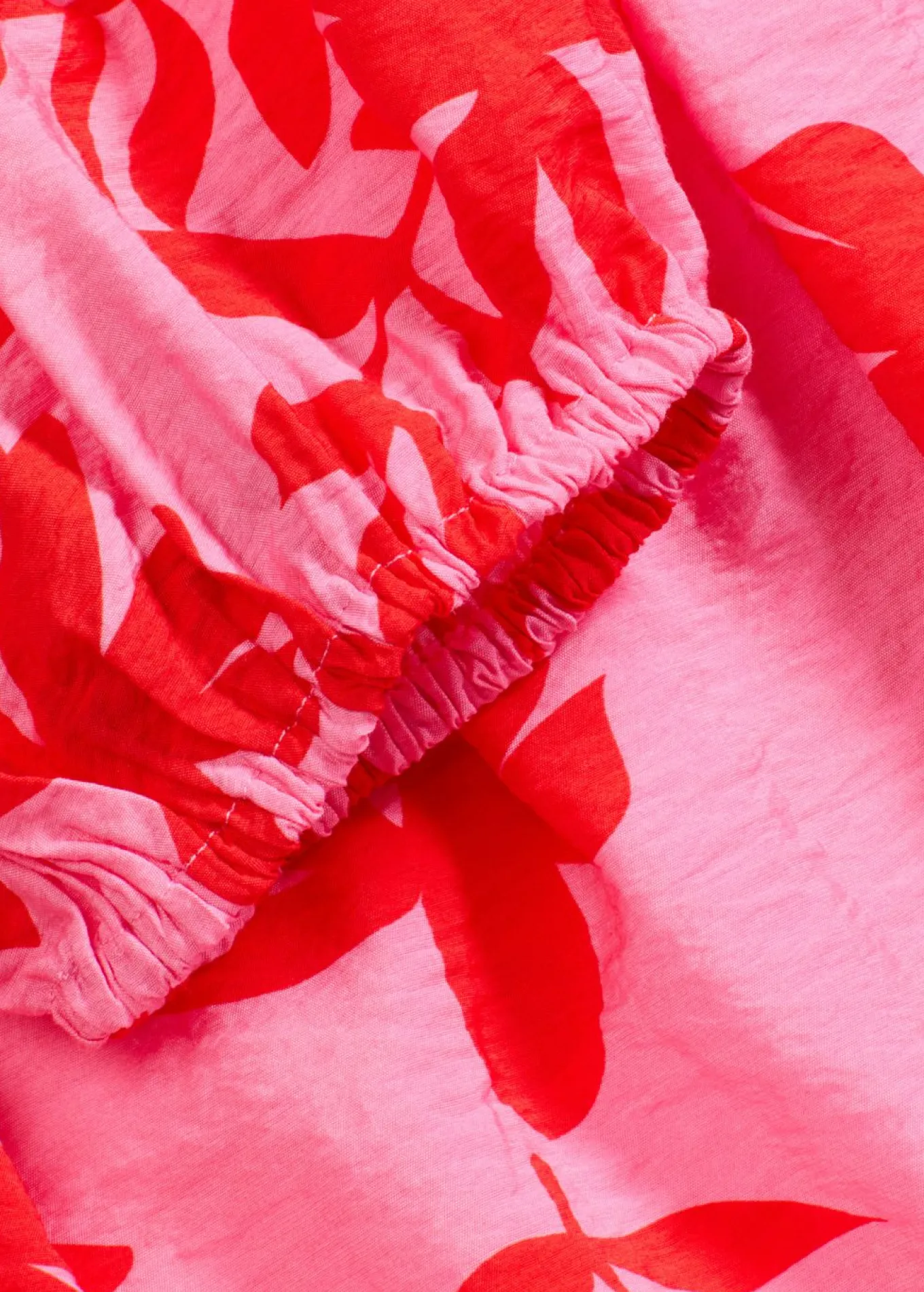 Blusa estampada de mezcla de viscosa fina con escote bañera