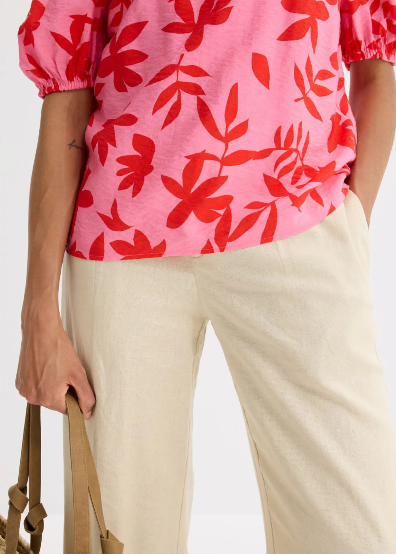 Blusa estampada de mezcla de viscosa fina con escote bañera