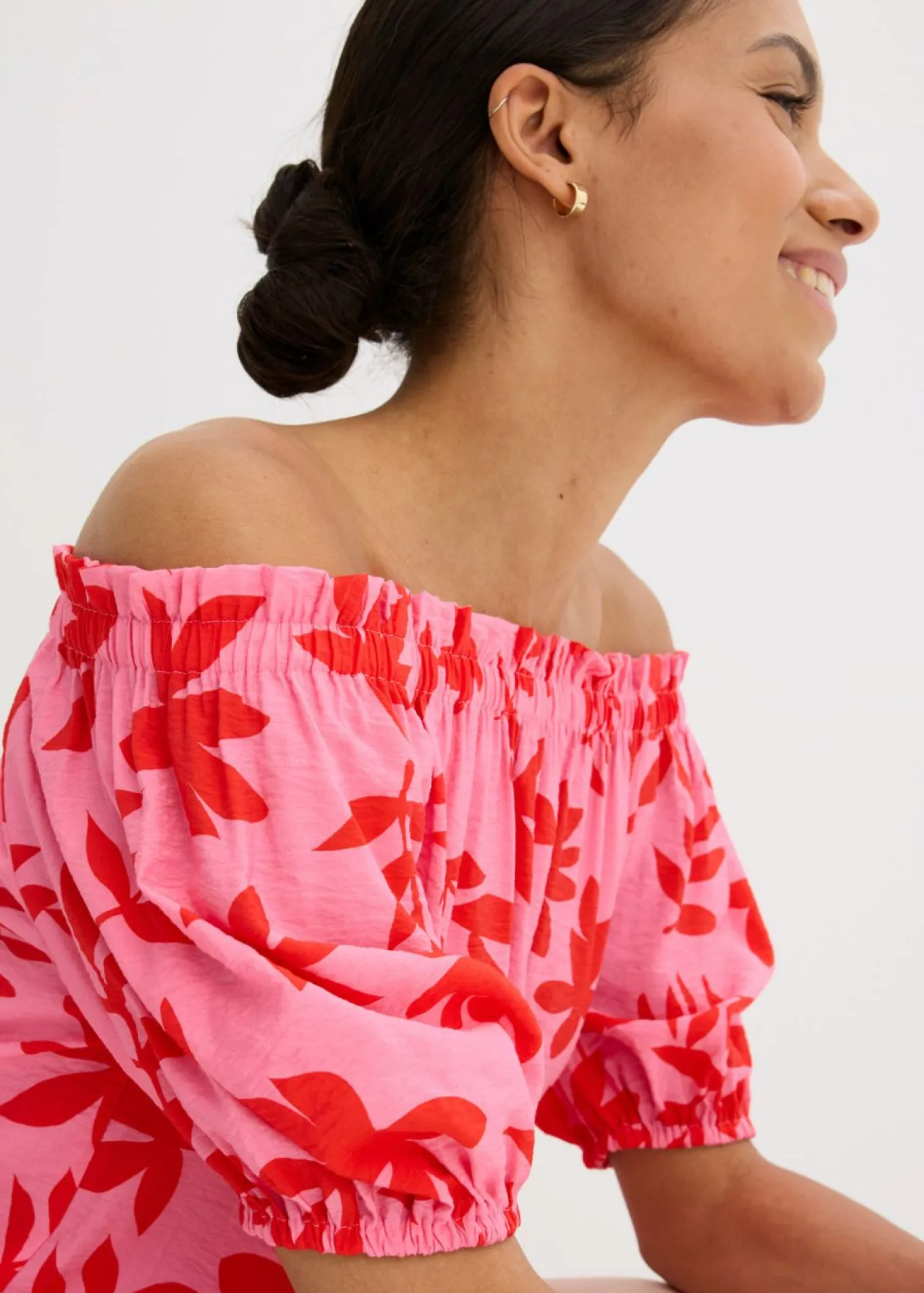 Blusa estampada de mezcla de viscosa fina con escote bañera