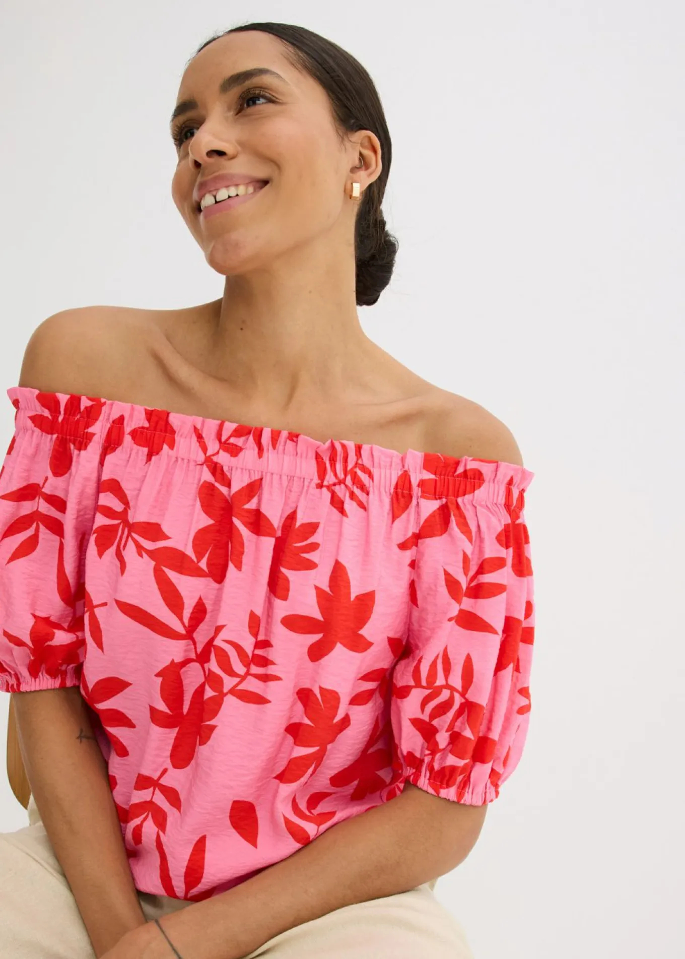 Blusa estampada de mezcla de viscosa fina con escote bañera