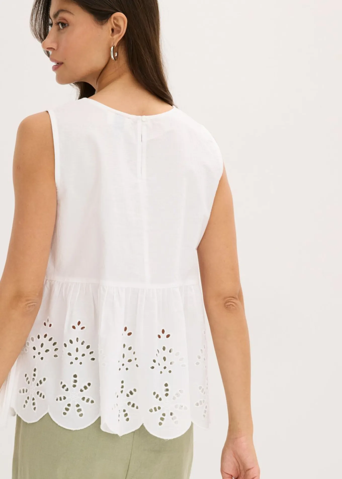 Blusa sin mangas con abertura y bordado calado