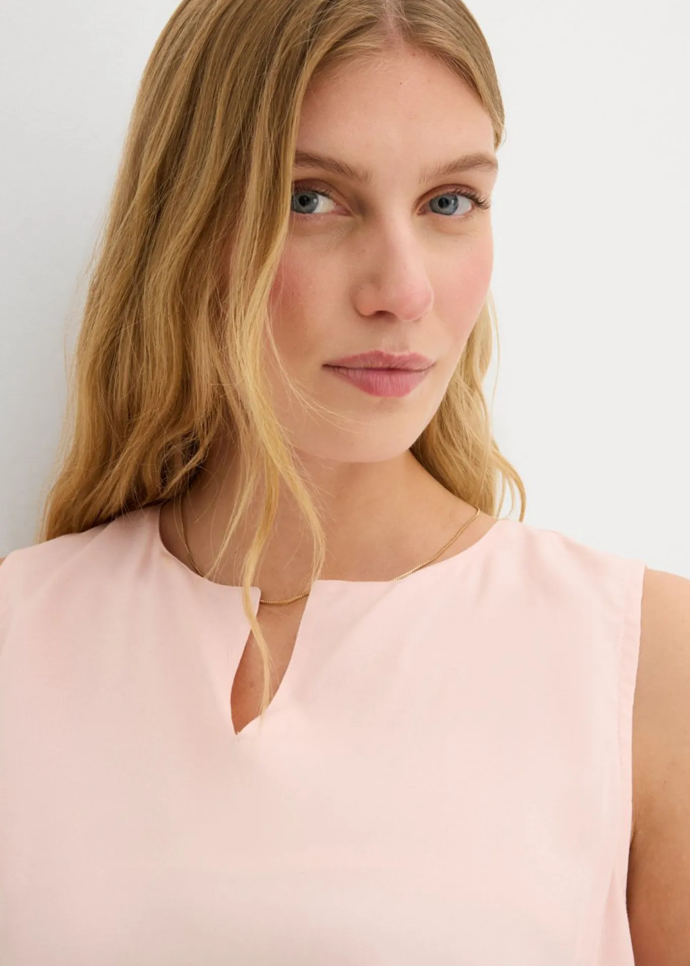 Blusa sin mangas de viscosa suave