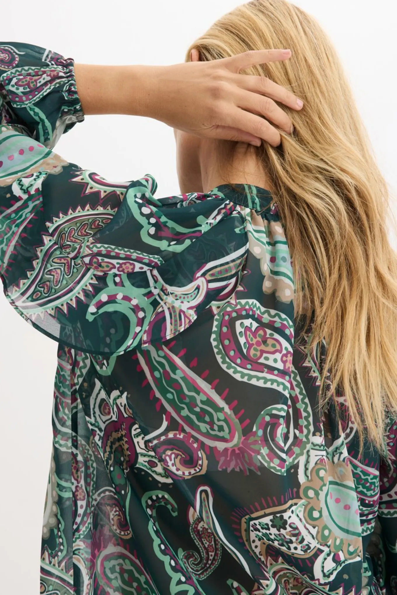 Blusa tipo túnica con volantes