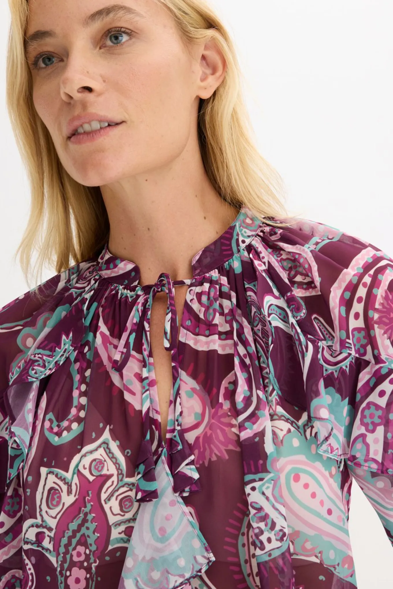 Blusa tipo túnica con volantes