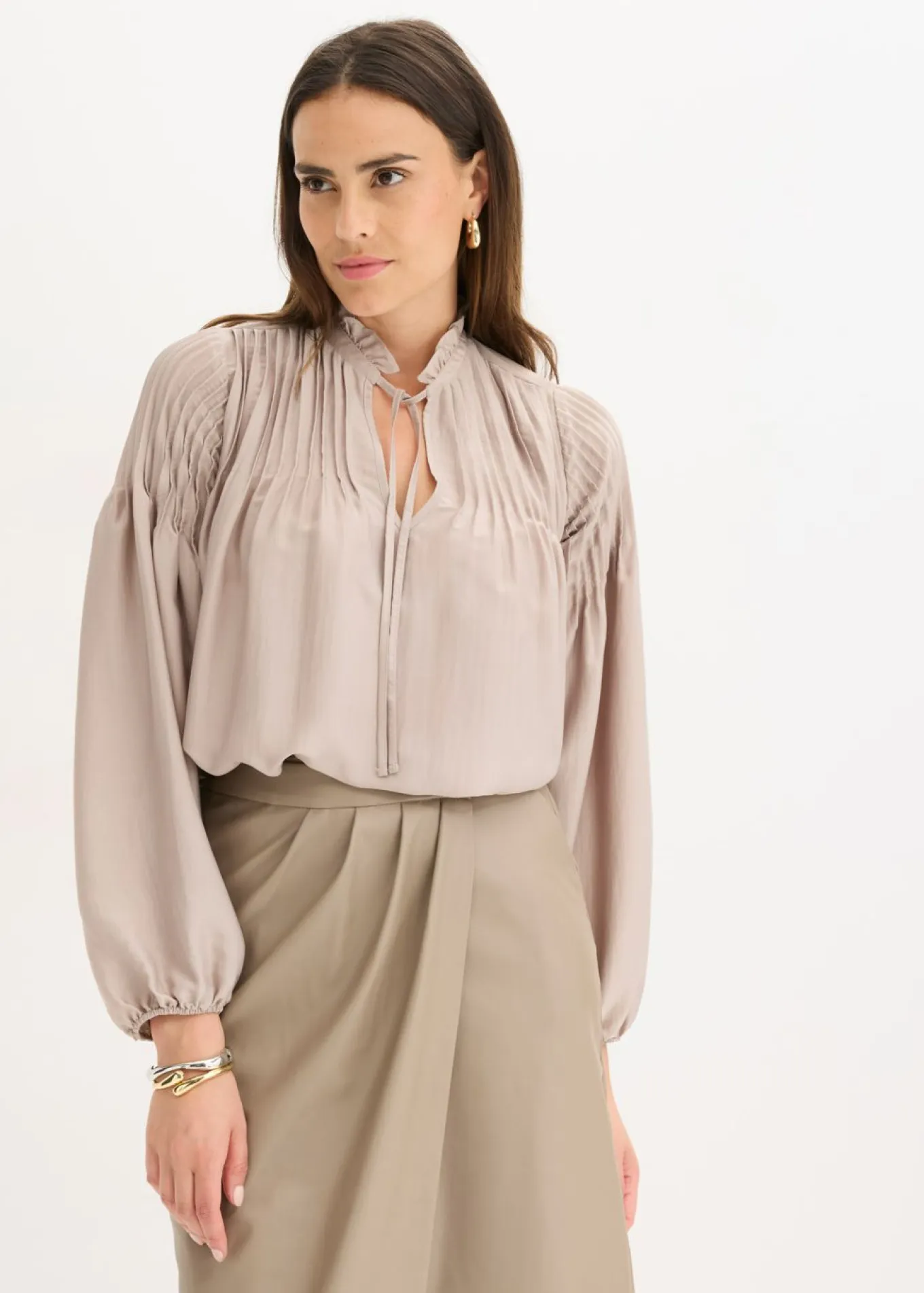Blusa tipo túnica de satén brillante con ribetes