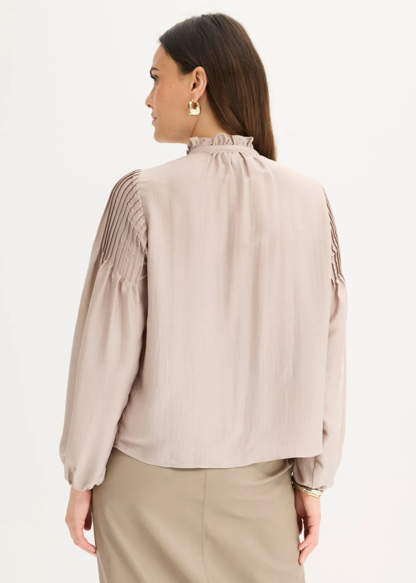 Blusa tipo túnica de satén brillante con ribetes