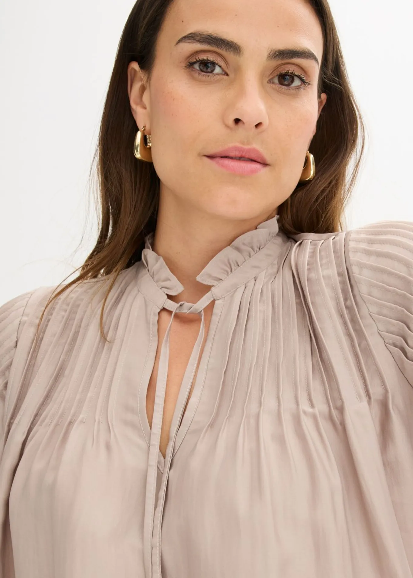 Blusa tipo túnica de satén brillante con ribetes