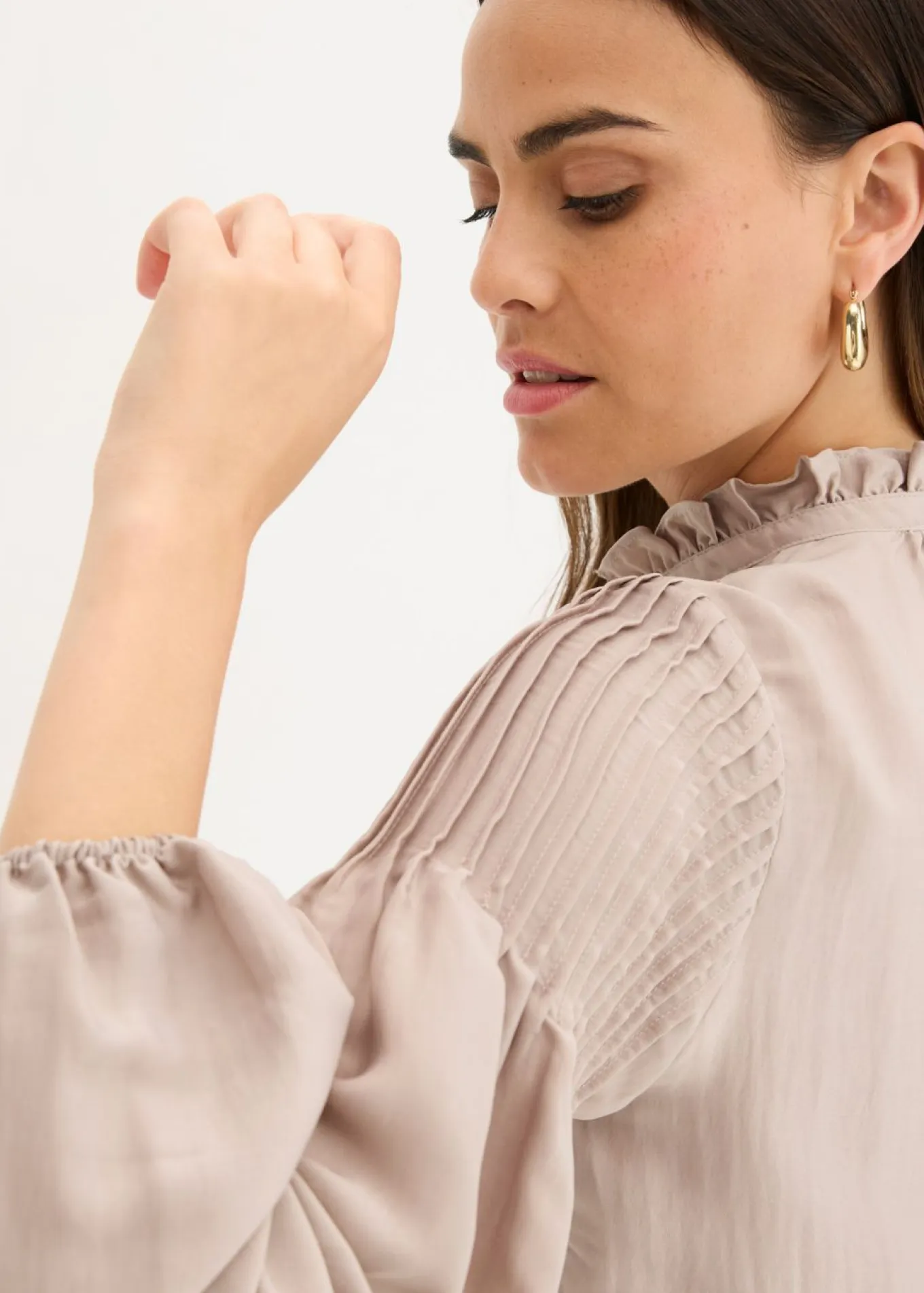 Blusa tipo túnica de satén brillante con ribetes
