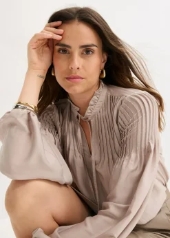 Blusa tipo túnica de satén brillante con ribetes