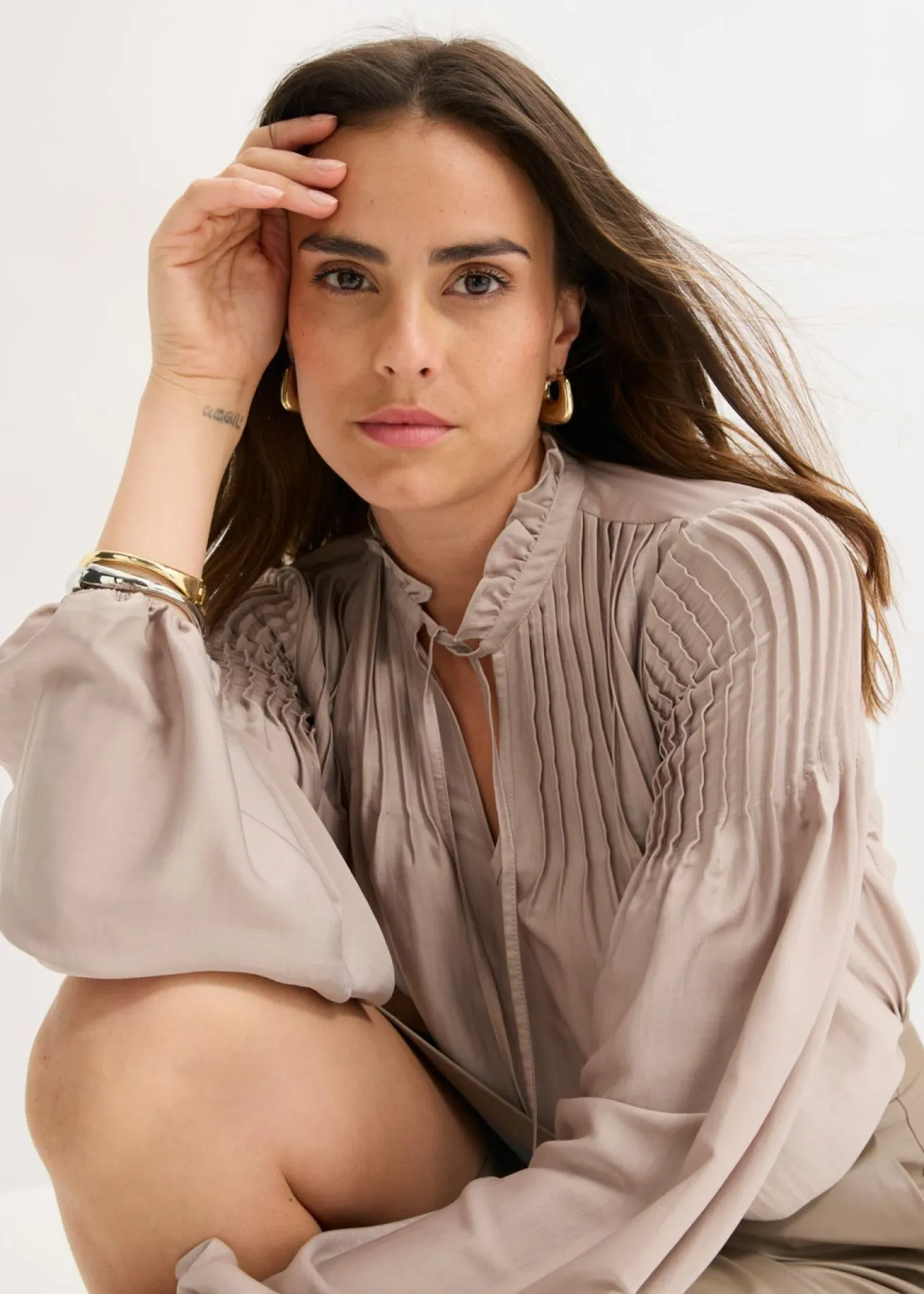 Blusa tipo túnica de satén brillante con ribetes