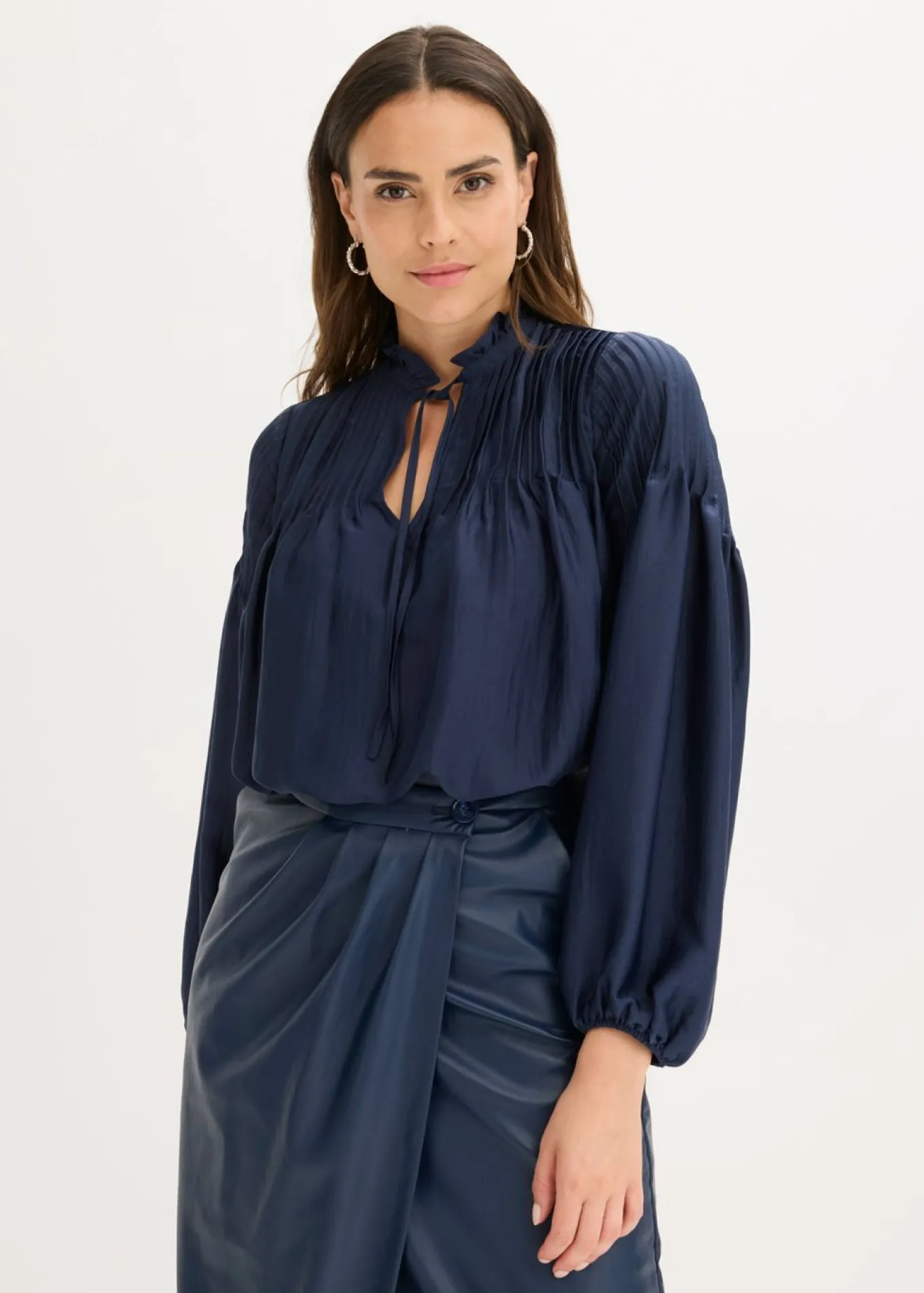 Blusa tipo túnica de satén brillante con ribetes