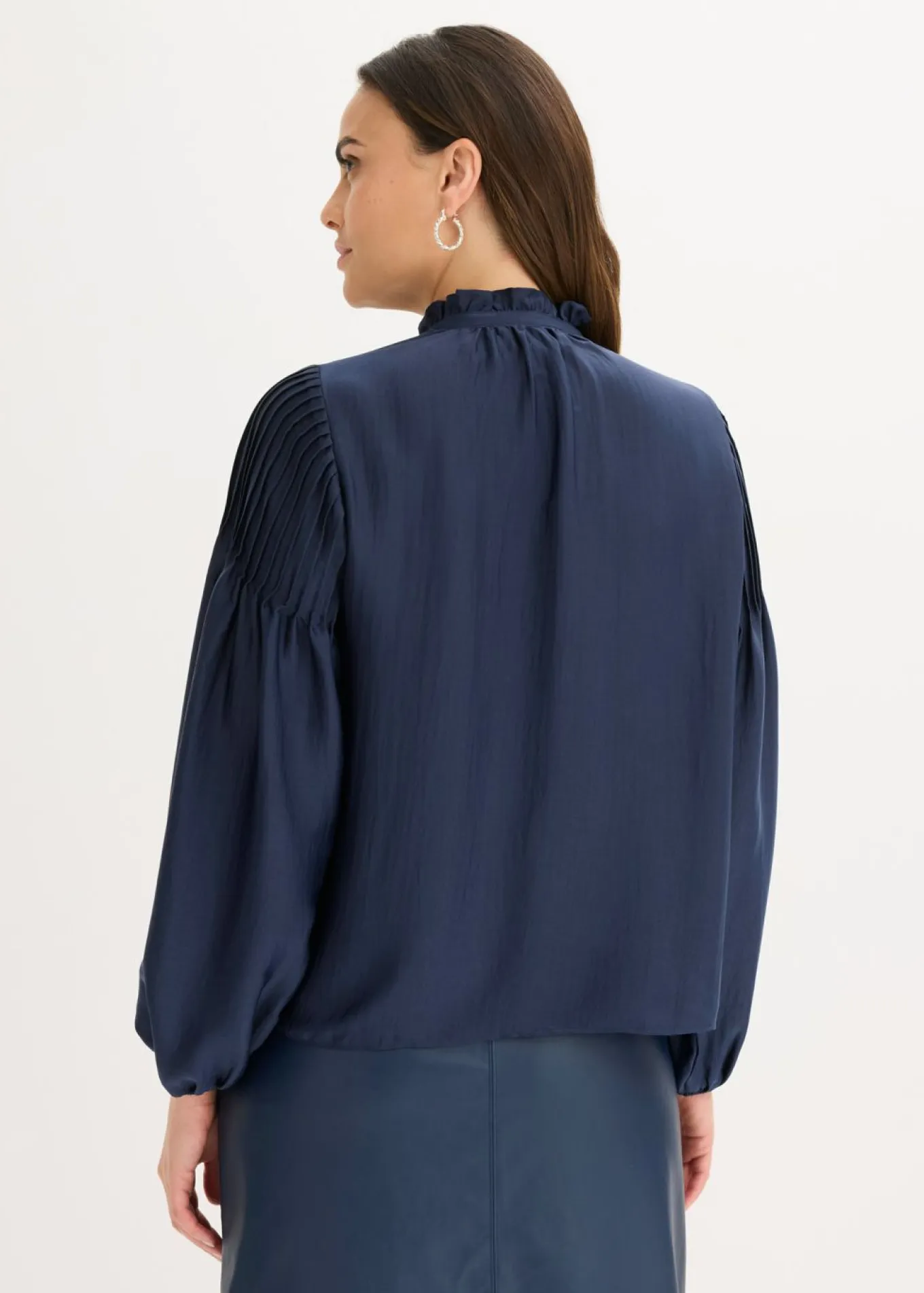 Blusa tipo túnica de satén brillante con ribetes